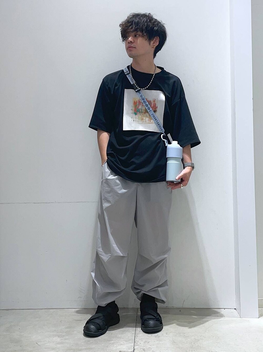 「おでかけ、サンダル、カジュアルコーデ、カジュアル、着痩せ・細見え、高見え、リラックス、夏コーデ、休日コーデ、LAKOLE、オーバーサイズ、シンプルコーデ、ラフ、Tシャツ、ワイドパンツ」｜「LAKOLEのメッシュスポーツサンダル[MEN] / 110478（サンダル、ブラック系）」を使った、せとやんさん（メンズ・170cm）の夏コーディネートの1枚目の写真