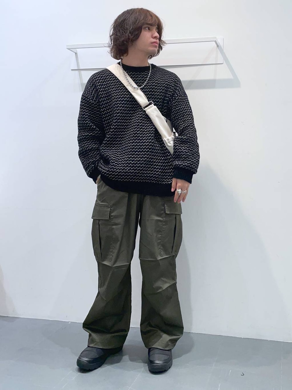 「着痩せ・細見え、高見え、リラックス、ミリタリー、ニット、オーバーサイズ、ラフ、休日コーデ、デート/ロマンティック、冬コーデ、秋コーデ、LAKOLE、ワイドパンツ、ショルダーバッグ、スニーカー」｜「LAKOLEのジガラモールプルオーバー / 903937（ニット/セーター、ブラック系）」を使った、せとやんさん（メンズ・170cm）の冬コーディネートの1枚目の写真