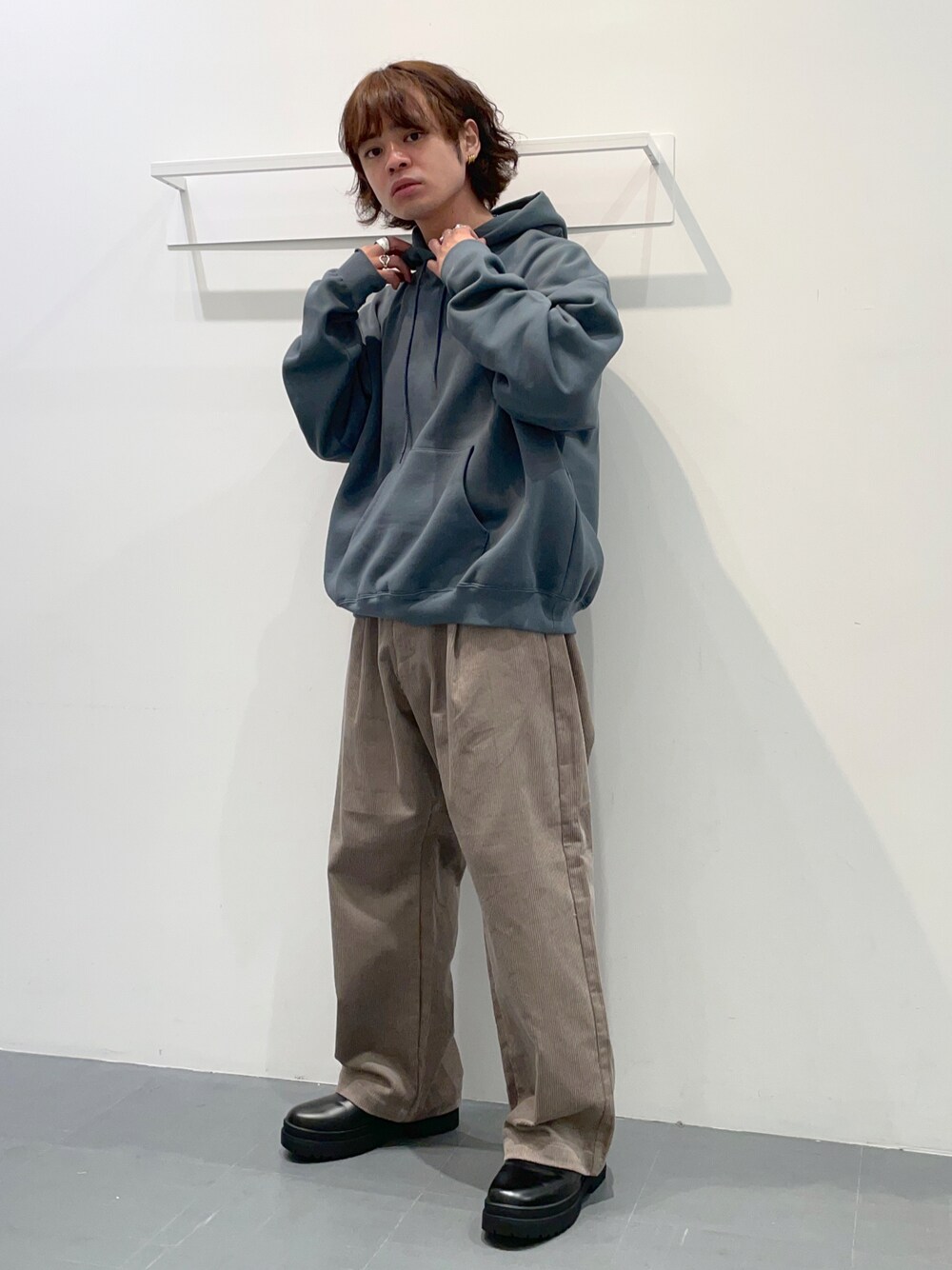 「パーカー、休日スタイル、休日コーデ、オーバーサイズ、シンプルコーデ、シンプル、コーデュロイパンツ、コーデュロイ、LAKOLE、ワイドパンツ、オーバーサイズスウェット、ビッグシルエット、デート/ロマンティック、ラフ、秋のコーデ」｜「LAKOLEのヘビーウエイト裏起毛パーカー / 969954（パーカー、グレー系）」を使った、せとやんさん（メンズ・170cm）の秋コーディネートの1枚目の写真