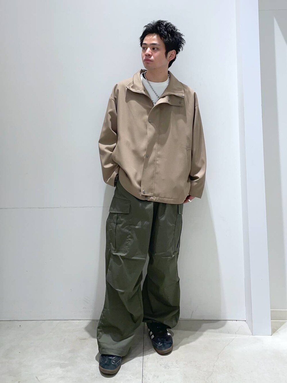 「着痩せ・細見え、高見え、リラックス、LAKOLE、オーバーサイズ、春アウター、ワイドパンツ、休日コーデ、ラフ、カジュアル、カジュアルコーデ、シンプルコーデ、シンプル、春コーデ」｜「LAKOLEの【セットアップ可】ツイルスタンドブルゾン / 284451（ブルゾン、イエロー系）」を使った、せとやんさん（メンズ・170cm）の冬コーディネートの1枚目の写真