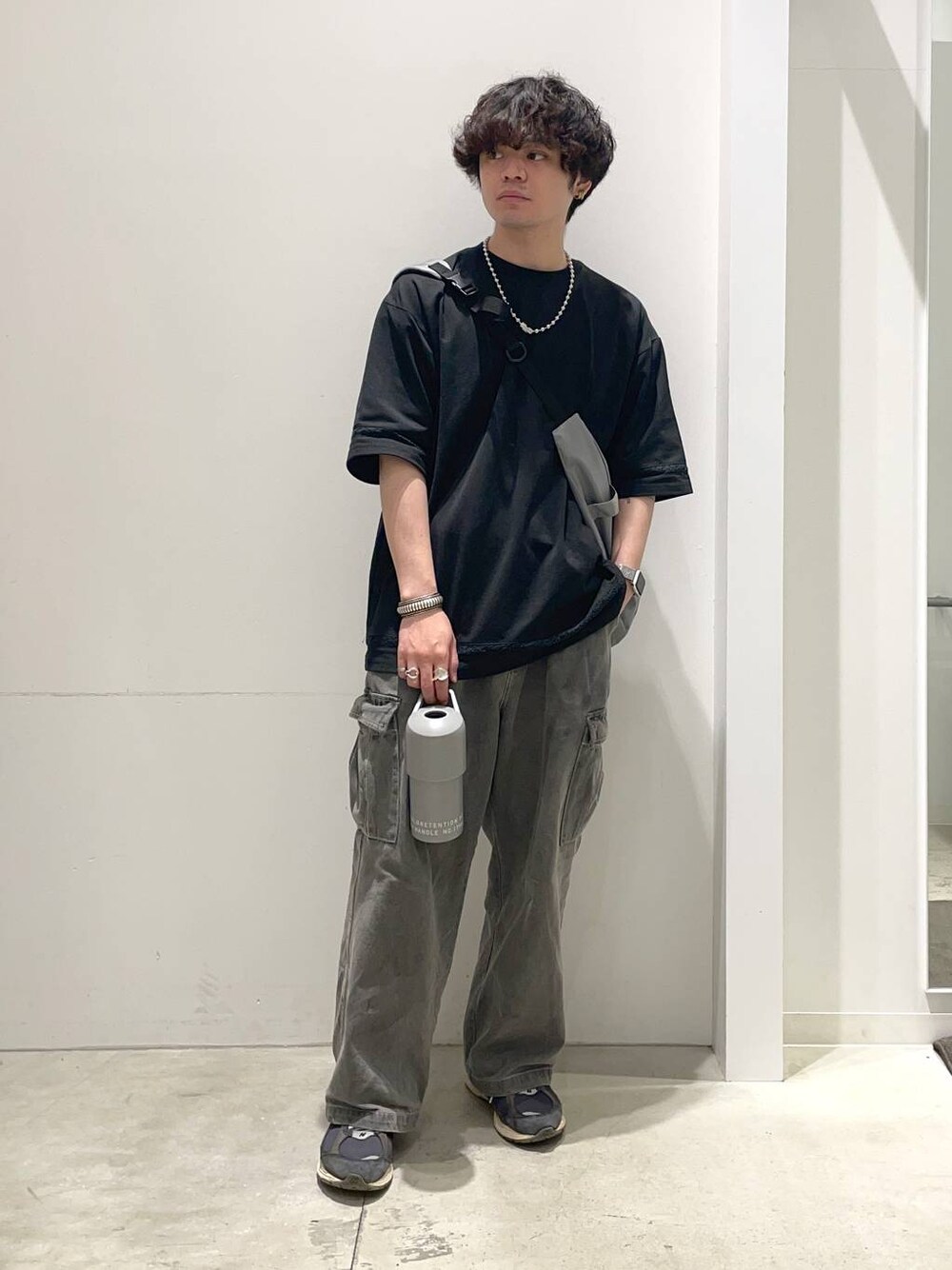 「きれいめ、着痩せ・細見え、高見え、リラックス、休日コーデ、ラフ、オーバーサイズ、ゆったり、シンプルコーデ、夏コーデ、春コーデ、おでかけ、デートコーデ、ワイドパンツ、デニムパンツ」｜「LAKOLEのレース切替半袖T / 108761（Tシャツ/カットソー、ブラック系）」を使った、せとやんさん（メンズ・170cm）の春コーディネートの1枚目の写真