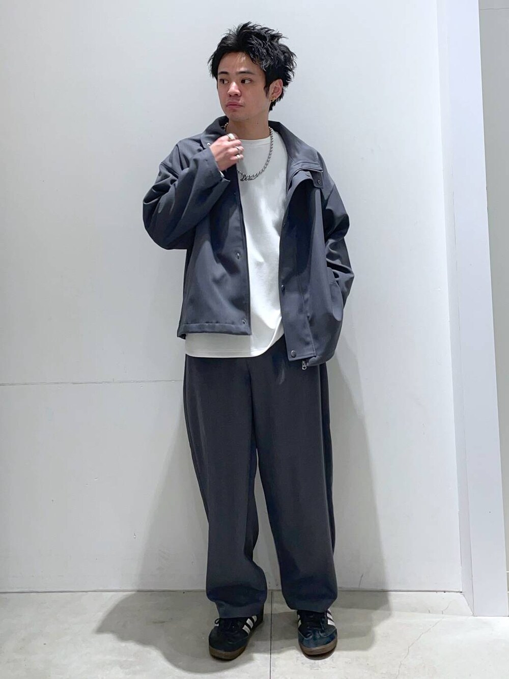 「着痩せ・細見え、高見え、リラックス、LAKOLE、オーバーサイズ、シンプルコーデ、セットアップ、ラフ、ワイドパンツ、カジュアル、カジュアルコーデ、春コーデ、春アウター」｜「LAKOLEのライトダンボールロゴ長袖T / 143056（Tシャツ/カットソー、ホワイト系）」を使った、せとやんさん（メンズ・170cm）の冬コーディネートの1枚目の写真