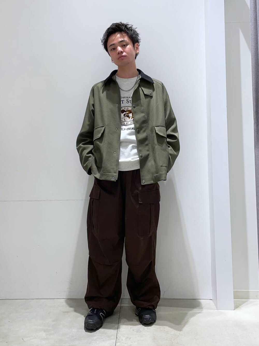 「着痩せ・細見え、高見え、リラックス、LAKOLE、オーバーサイズ、カジュアル、カジュアルコーデ、ワイドパンツ、シンプルコーデ、シンプル、ラフ、休日コーデ、春コーデ、冬コーデ」｜「LAKOLEのドッグ刺繍スウェットプルオーバー / 283131（スウェット、グレー系）」を使った、せとやんさん（メンズ・170cm）の冬コーディネートの1枚目の写真