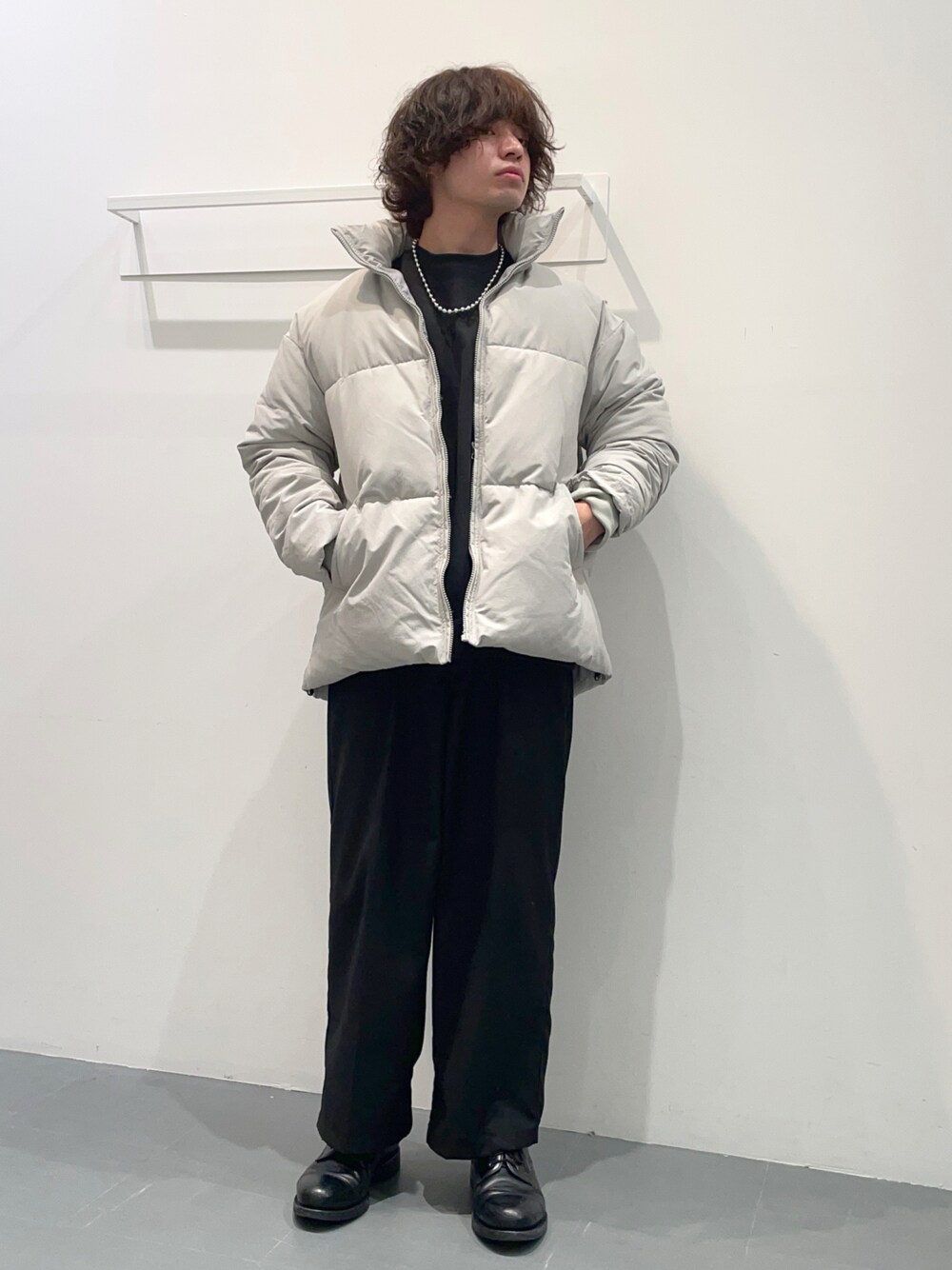 「秋冬コーデ、大人カジュアル、中綿ジャケット、中綿アウター、モノトーンコーデ、モノトーン、冬アウター、アウター、おでかけコーデ、プチプラコーデ、スラックス、オーバーサイズ、冬コーデ、ホワイト、カジュアルコーデ」｜「LAKOLEのナイロンスタンド中綿ジャケット / 970515（その他アウター、グレー系）」を使った、せとやんさん（メンズ・170cm）の秋コーディネートの1枚目の写真