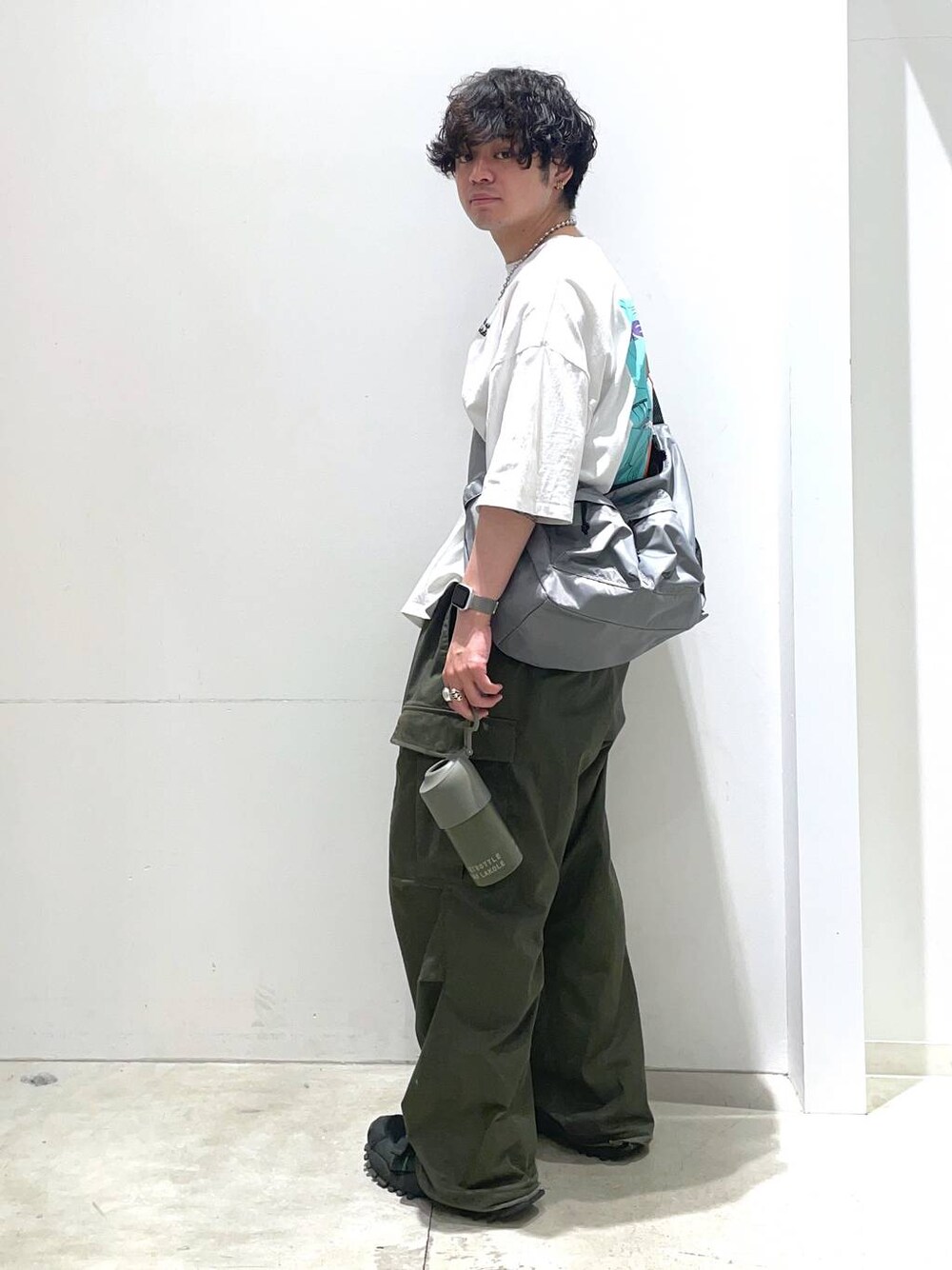 「着痩せ・細見え、おでかけ、ワイドパンツ、高見え、リラックス、夏コーデ、オーバーサイズ、シンプルコーデ、ラフ、休日コーデ、LAKOLE、Tシャツ、ショルダーバッグ」｜「LAKOLEのガールズグラフィックプリント / 115851（Tシャツ/カットソー、ホワイト系）」を使った、せとやんさん（メンズ・170cm）の夏コーディネートの1枚目の写真
