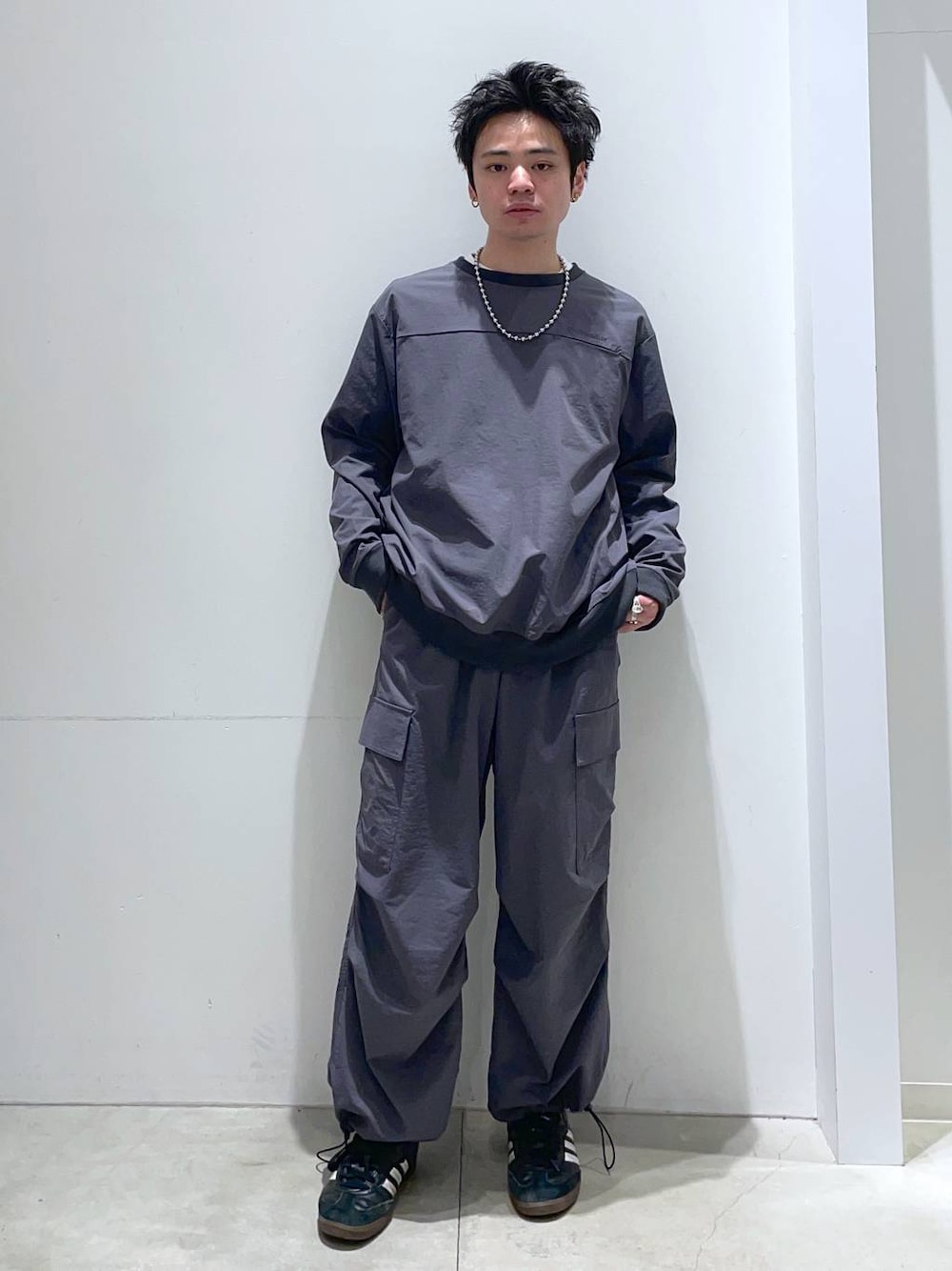 「着痩せ・細見え、高見え、リラックス、カジュアル、カジュアルコーデ、オーバーサイズ、ゆったり、シンプルコーデ、シンプル、LAKOLE、休日コーデ、春コーデ、ワイドパンツ」｜「LAKOLEのPEテックポケットプルオーバー / 291475（その他トップス、グレー系）」を使った、せとやんさん（メンズ・170cm）の冬コーディネートの1枚目の写真