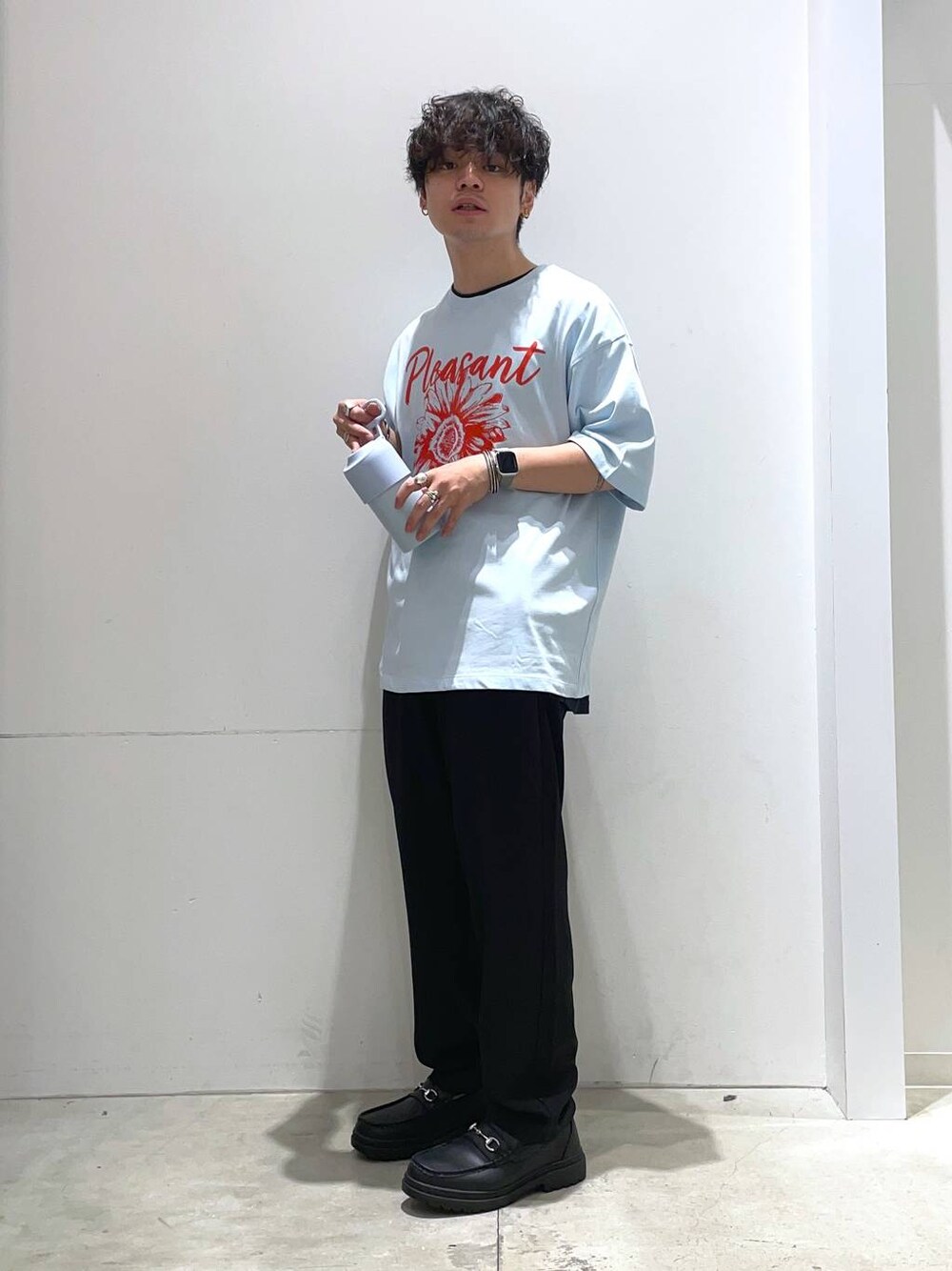 「着痩せ・細見え、高見え、リラックス、Tシャツ、LAKOLE、オーバーサイズ、ゆったり、ラフ、シンプルコーデ、カジュアル、カジュアルコーデ、おでかけ、休日コーデ、夏コーデ」｜「LAKOLEのタンクソールビットローファー / 182121（ローファー、ブラック系）」を使った、せとやんさん（メンズ・170cm）の夏コーディネートの1枚目の写真