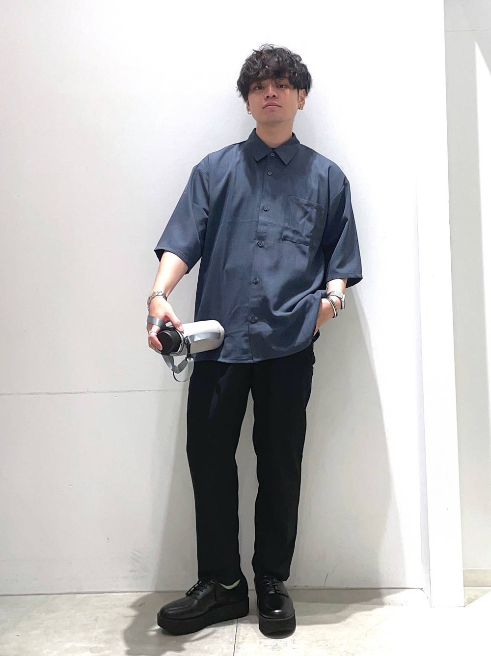 「着痩せ・細見え、高見え、リラックス、LAKOLE、カジュアルコーデ、シャツ、夏コーデ、休日コーデ、シンプルコーデ、ラフ、おでかけ、ドライタッチ、レースアップシューズ、きれいめ、カジュアル」｜「LAKOLEのシャークソールプレーントゥシューズ / 100178（ドレスシューズ、ブラック系）」を使った、せとやんさん（メンズ・170cm）の夏コーディネートの1枚目の写真