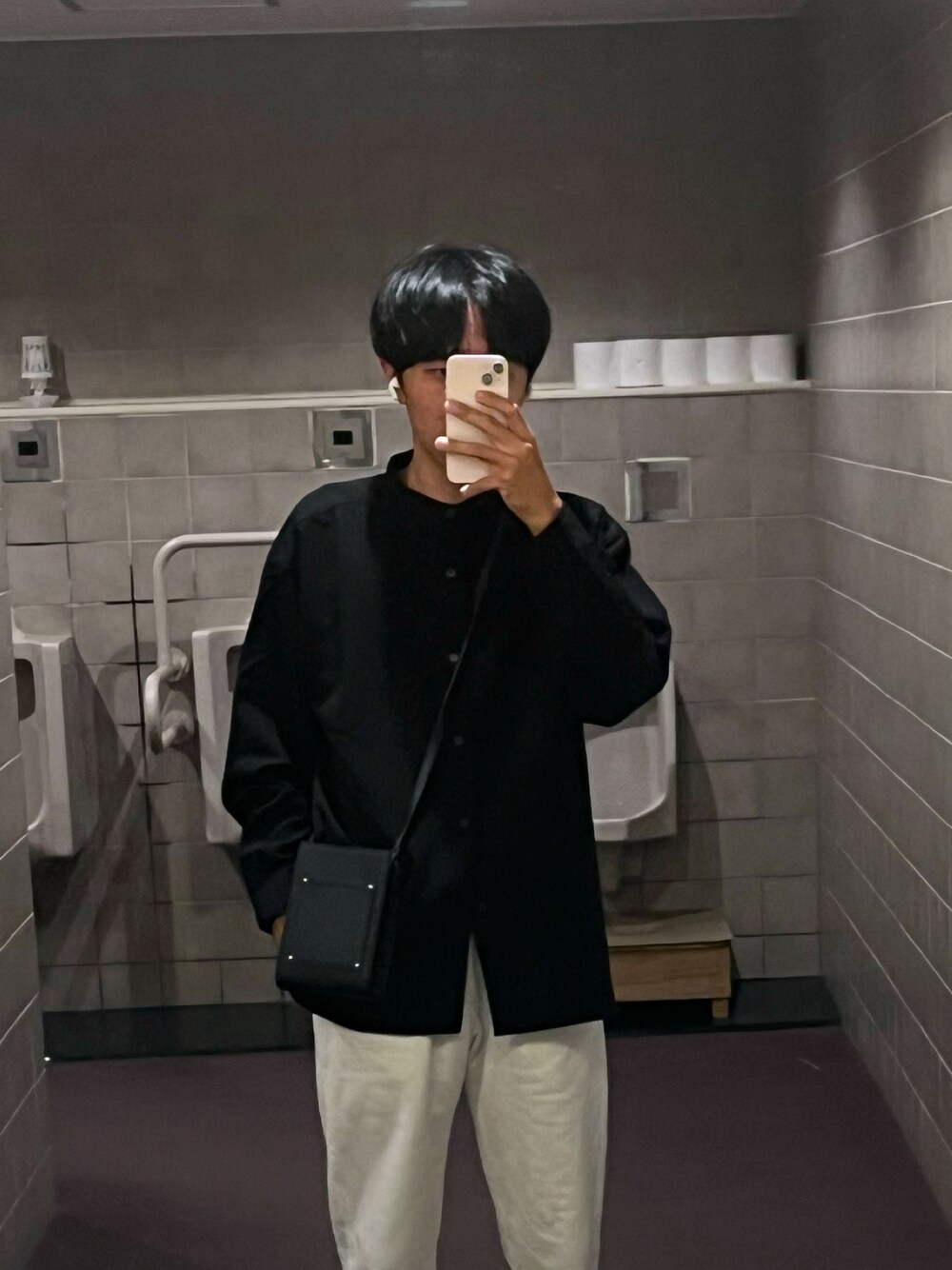 ホワイト系のその他パンツ、ブラック系のシャツ/ブラウス、ブラック系のショルダーバッグを着用したメンズの秋コーディネートの1枚目の写真