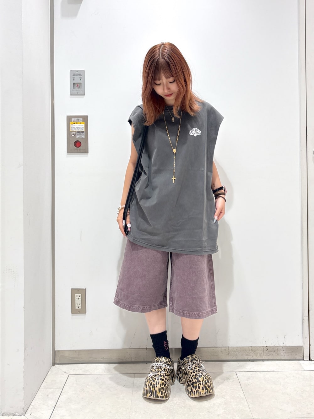 「デニム、ロゴT、デニムハーフパンツ、夏ルックで気分アップ、シンプルコーデ、きれいめカジュアル、夏コーデ、エックスガール、x-girl、xgirl、タンクトップ、Tシャツ、ナップサック」｜「X-girlのFADED SLEEVELESS TEE（タンクトップ、ブラック系）」を使った、シものゆいかさん（骨格ウェーブ・レディース・145cm）の夏コーディネートの1枚目の写真