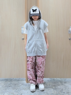 「X-girl（エックスガール）のSIGNBOARD LOGO ZIP UP SWEAT VEST（ベスト、グレー系）」を使った、シものゆいかさん（レディース・145cm）の夏コーディネート