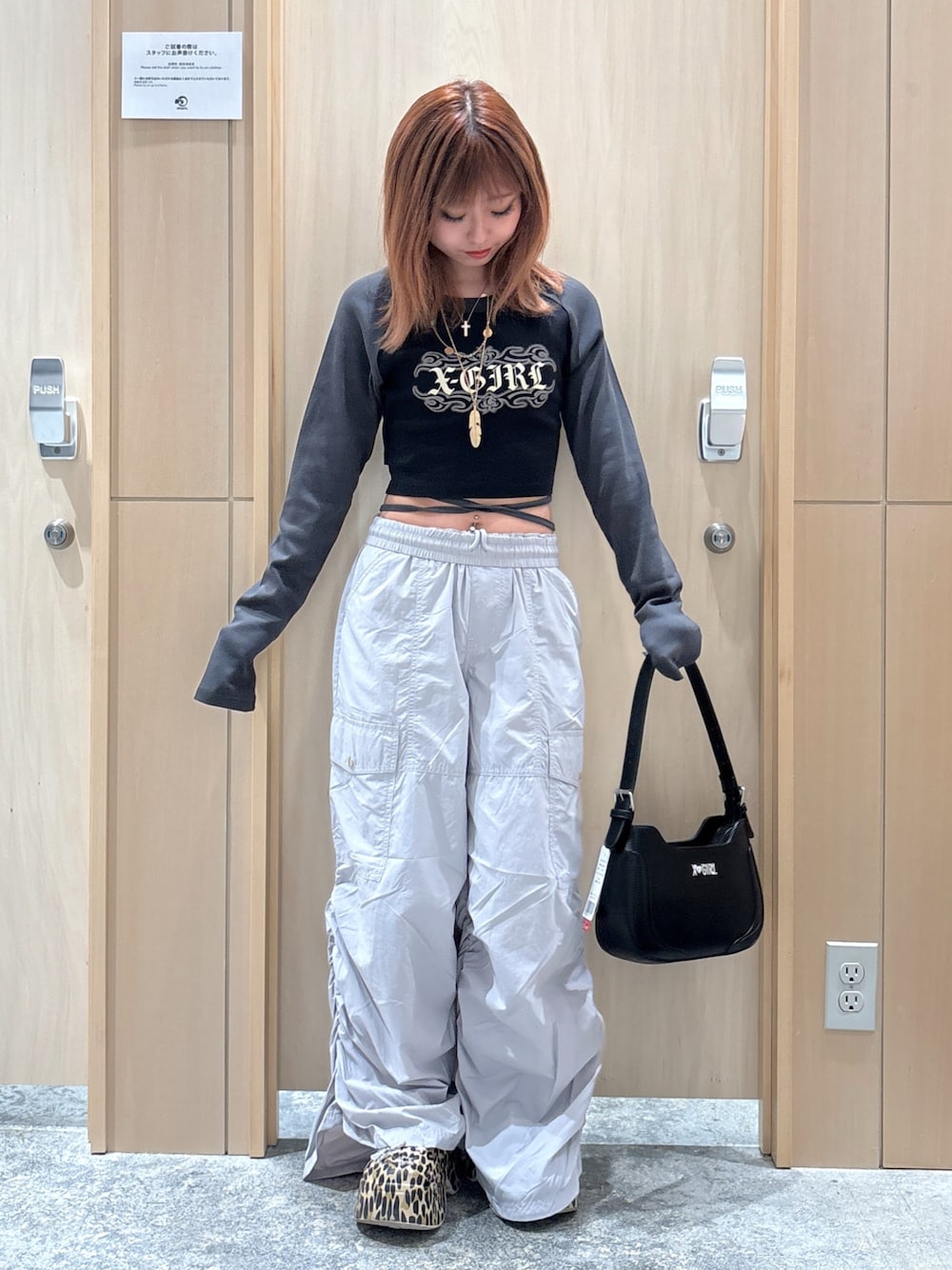「トラックパンツ、お出かけコーデ、モノトーン、シンプルコーデ、秋のコーデ、秋服準備はじめました、ootd、エックスガール、x-girl、xgirl、低身長、低身長コーデ」｜「X-girlのFADED TRIBAL LOGO RAGLAN L/S BABY TEE（Tシャツ/カットソー、ブラック系）」を使った、シものゆいかさん（骨格ウェーブ・レディース・145cm）の夏コーディネートの1枚目の写真
