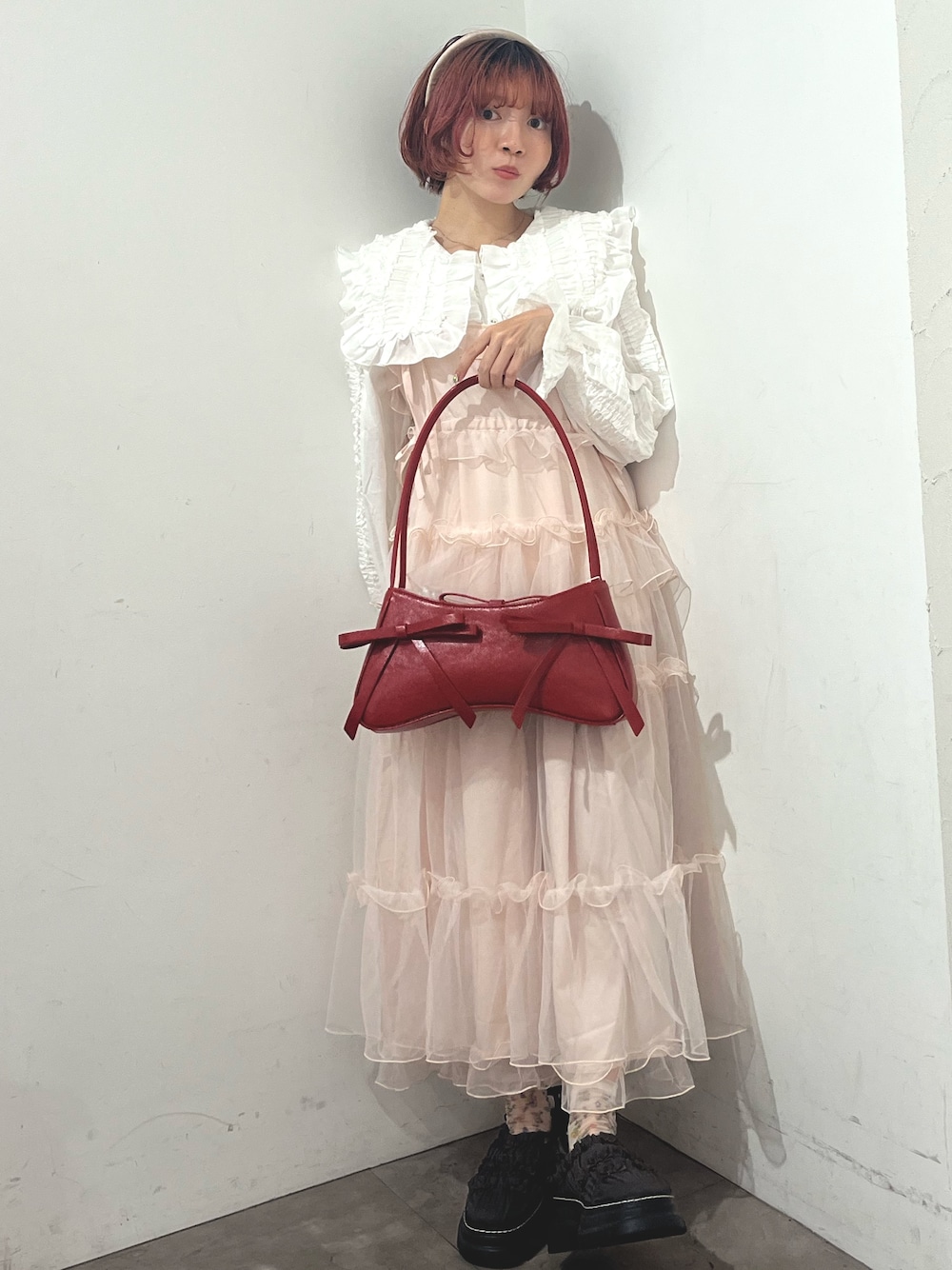 ホワイト系のシャツ/ブラウス、ピンク系のワンピース、レッド系のハンドバッグを着用したレディースの秋コーディネートの1枚目の写真