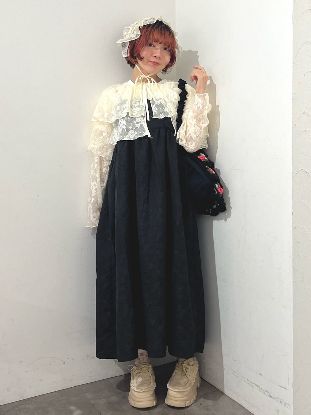 ホワイト系のシャツ/ブラウス、ブラック系のワンピース、ホワイト系のTシャツ/カットソーを着用したレディースの秋コーディネートの1枚目の写真