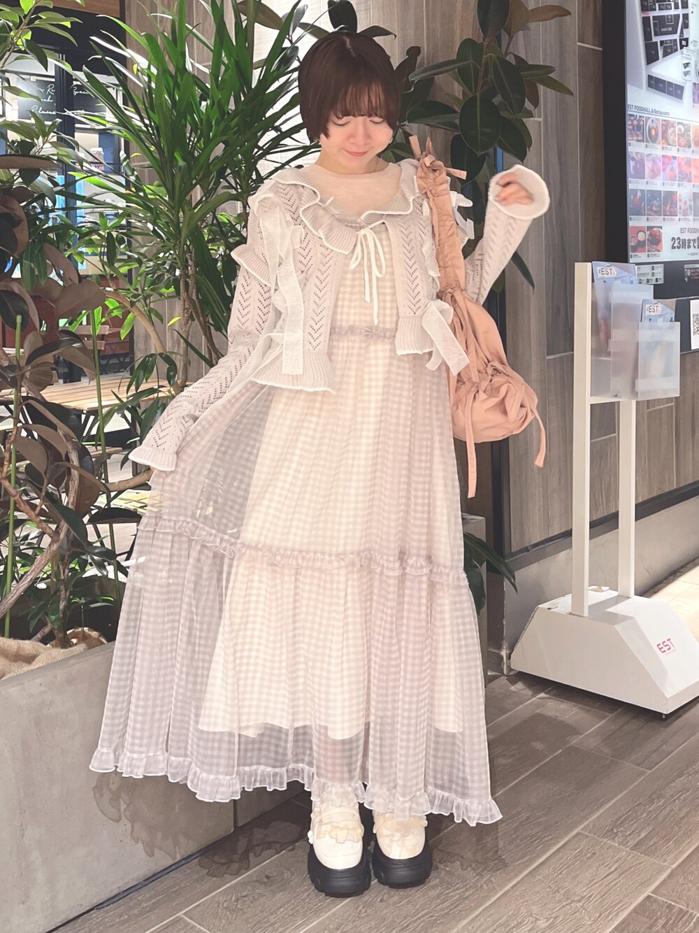 グレー系のカーディガン/ボレロ、ピンク系のニット/セーター、ベージュ系のワンピースを着用したレディースの春コーディネートの1枚目の写真