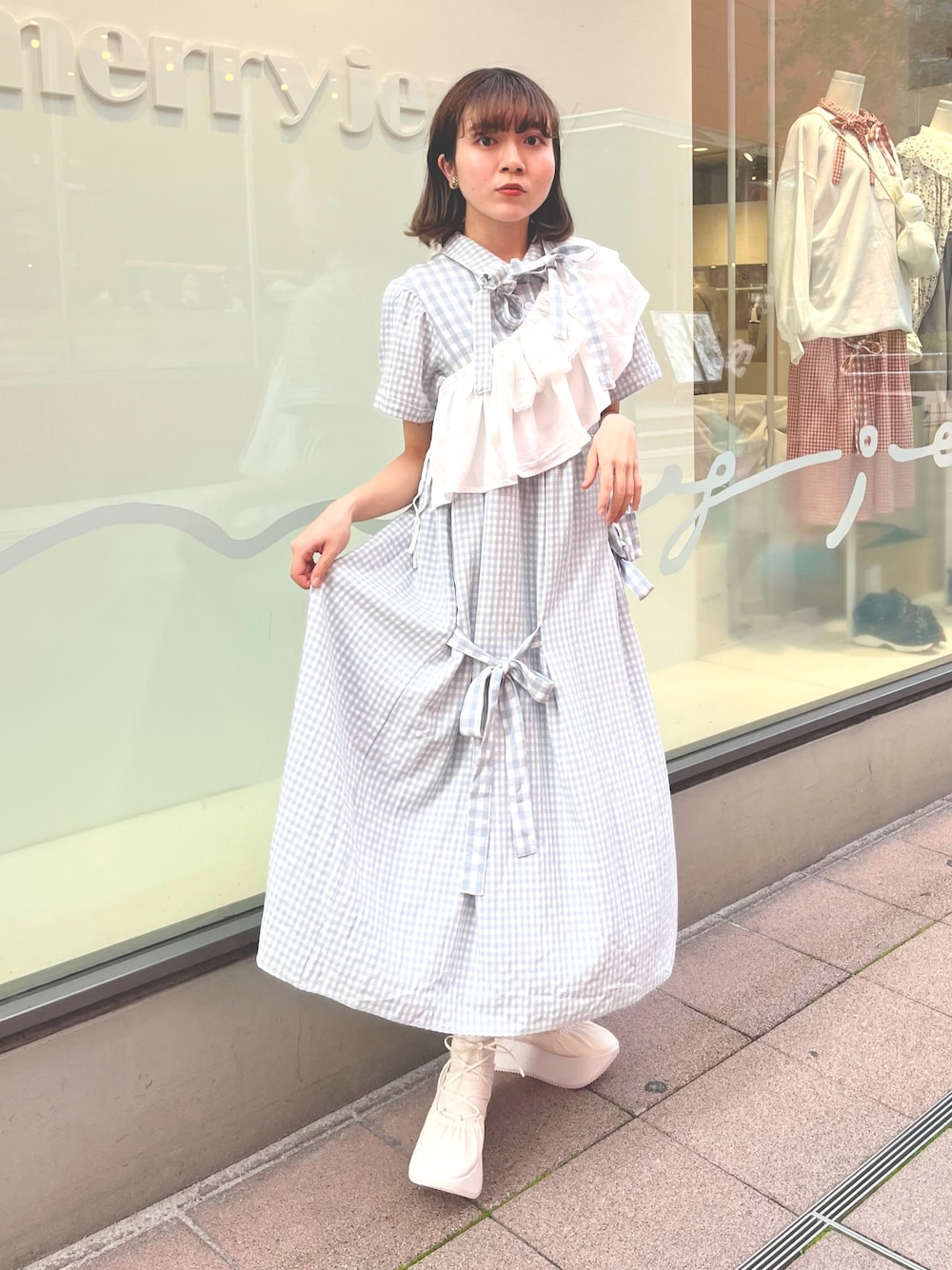 ブルー系のワンピース、ホワイト系のバレエシューズ、ホワイト系の付け襟を着用したレディースの春コーディネートの1枚目の写真