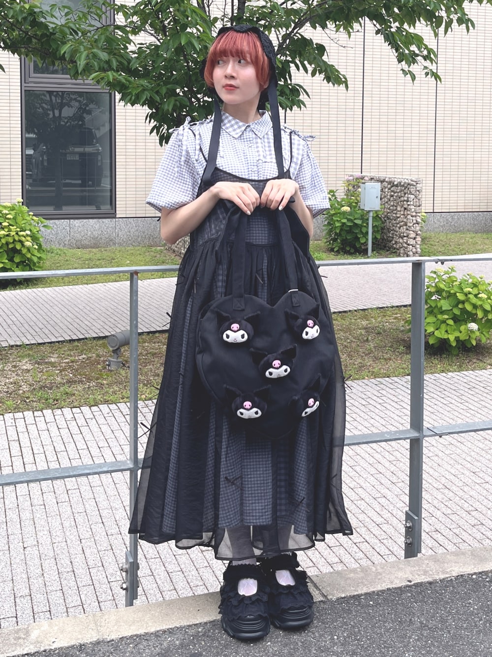 ブラック系のサンダル、ブラック系のトートバッグ、ブラック系のワンピースを着用したレディースの春コーディネートの1枚目の写真