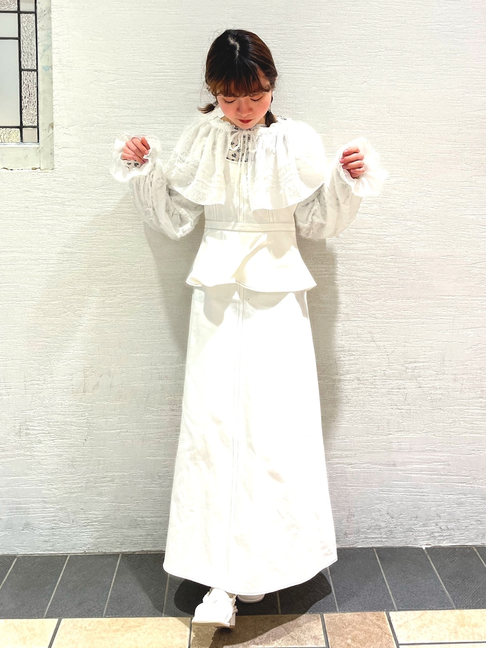 ホワイト系のワンピース、ブルー系のTシャツ/カットソー、ホワイト系のシャツ/ブラウスを着用したレディースの春コーディネートの1枚目の写真