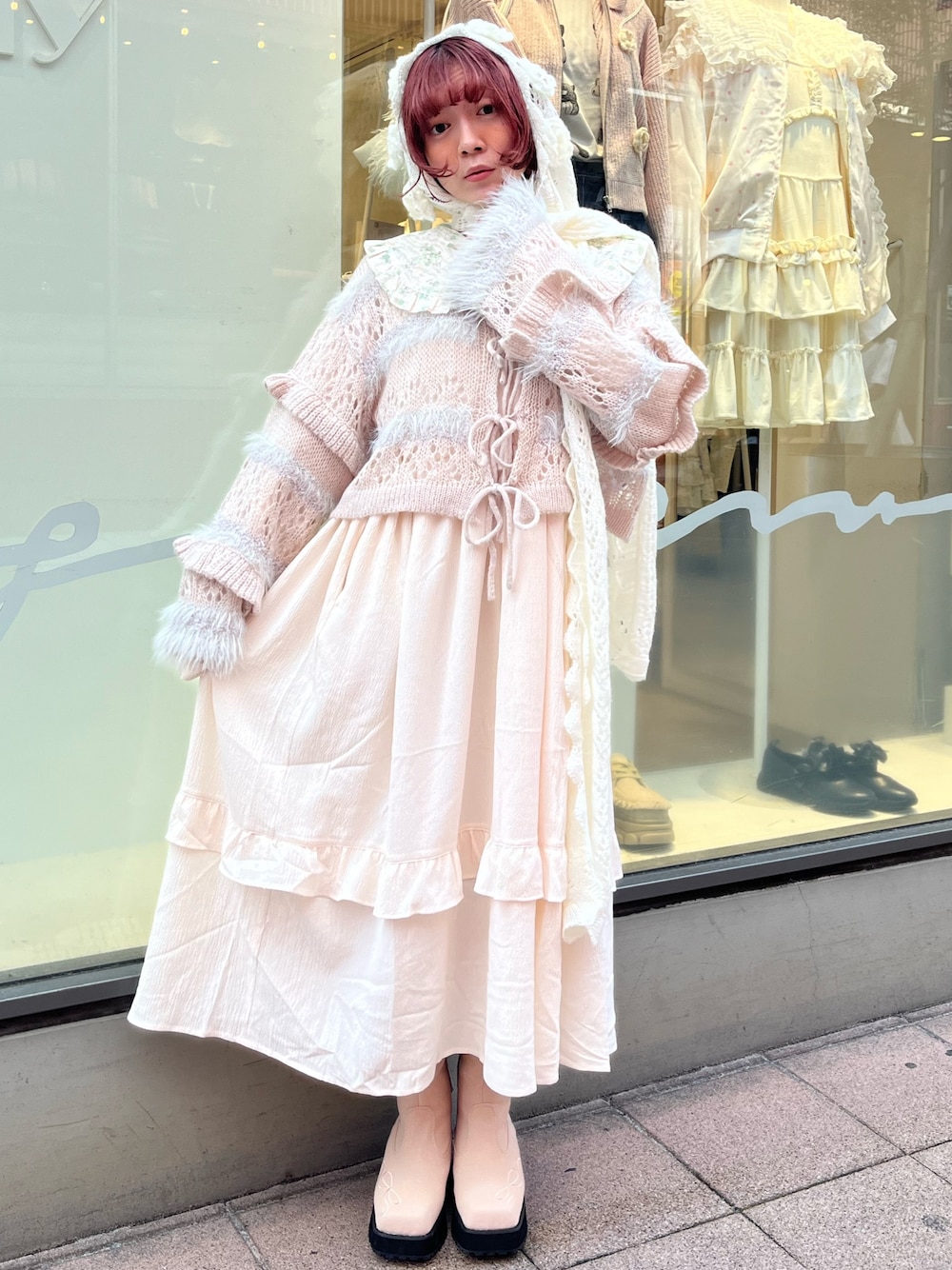 グレー系のカーディガン/ボレロ、ピンク系のブーツ、グリーン系のワンピースを着用したレディースの秋コーディネートの1枚目の写真