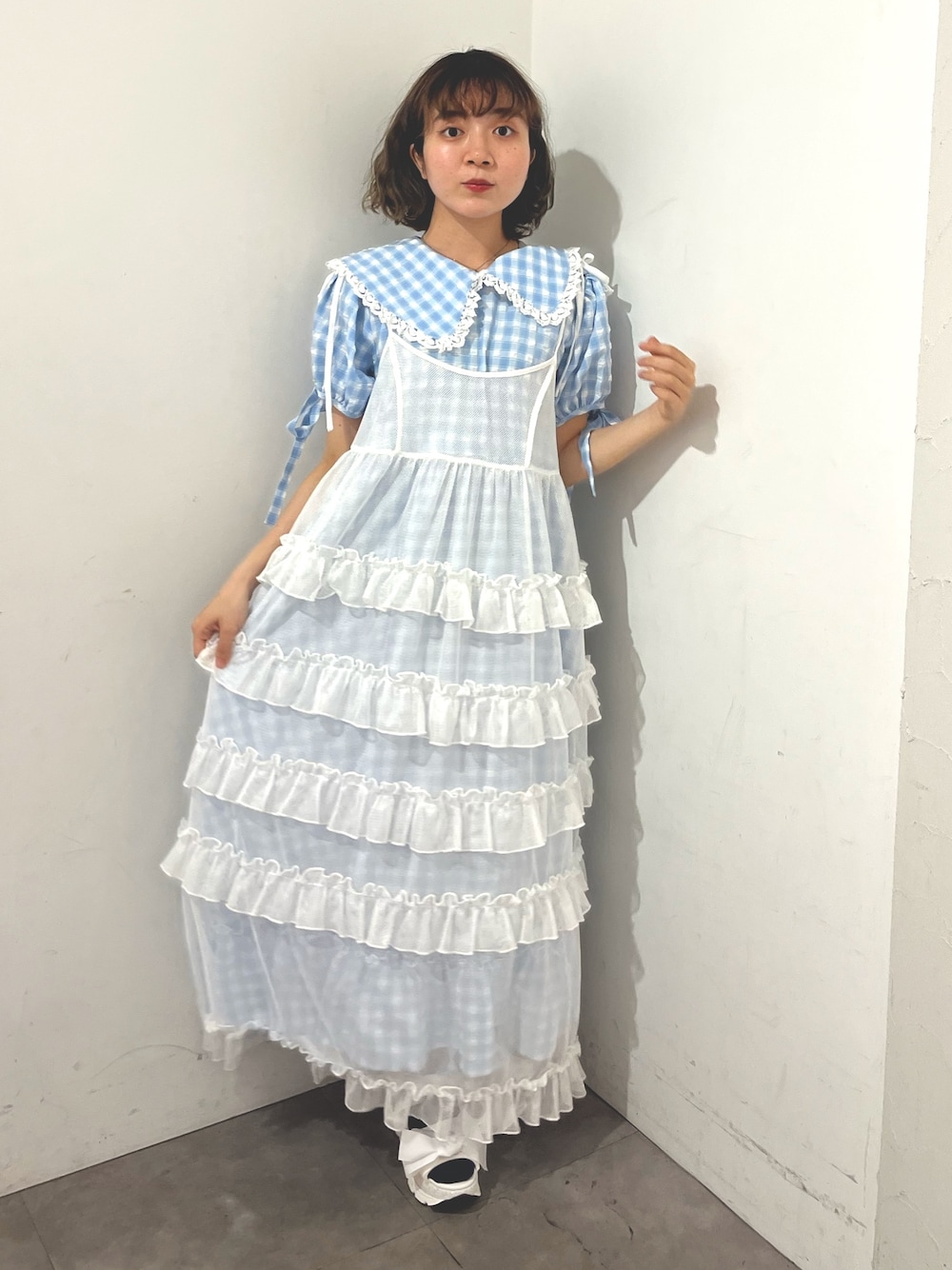 ホワイト系のワンピース、ブルー系のワンピース、ホワイト系のサンダルを着用したレディースの春コーディネートの1枚目の写真