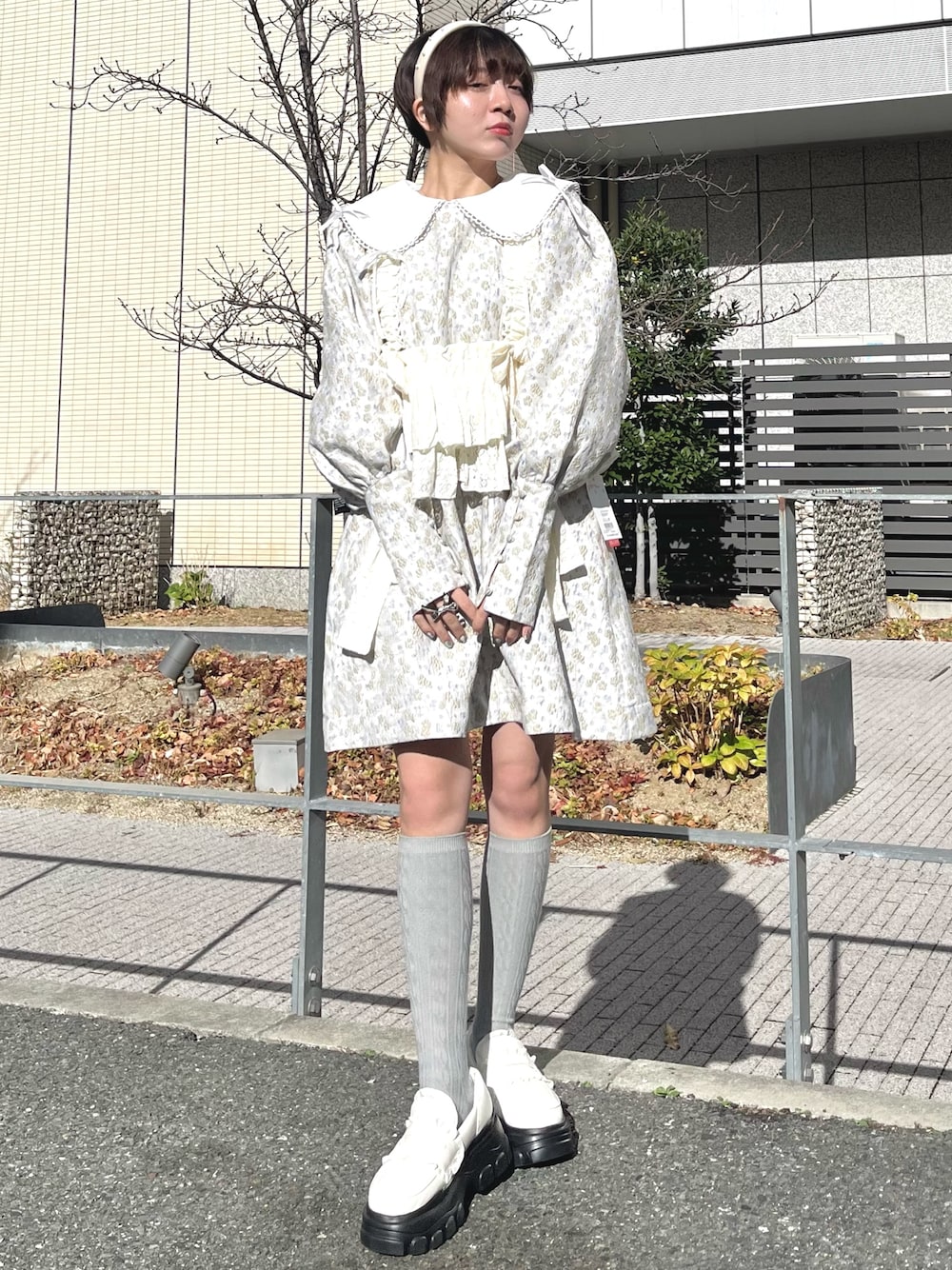 ホワイト系のキャミソール、ホワイト系のローファー、ホワイト系のワンピースを着用したレディースの冬コーディネートの1枚目の写真