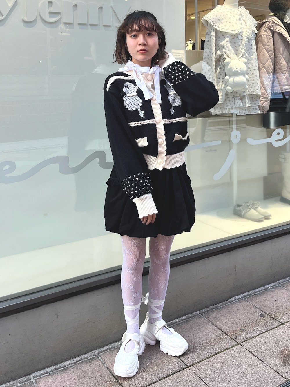 ピンク系のダウンジャケット/コート、ホワイト系のシャツ/ブラウス、ブラック系のカーディガン/ボレロを着用したレディースの秋コーディネートの1枚目の写真