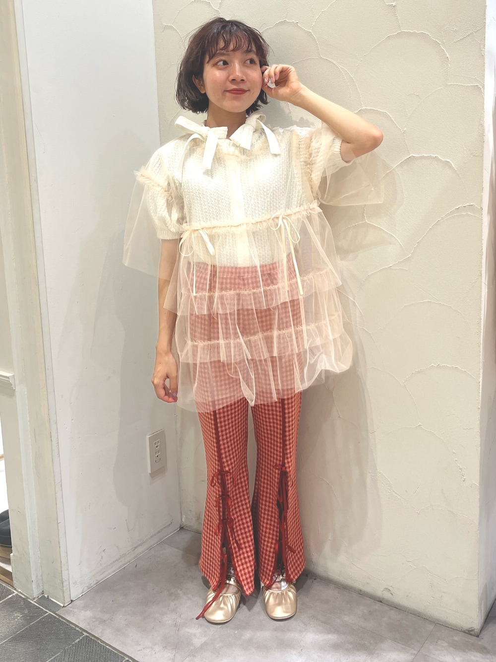 レッド系のスラックス、ホワイト系のTシャツ/カットソー、ホワイト系のシャツ/ブラウスを着用したレディースの夏コーディネートの1枚目の写真