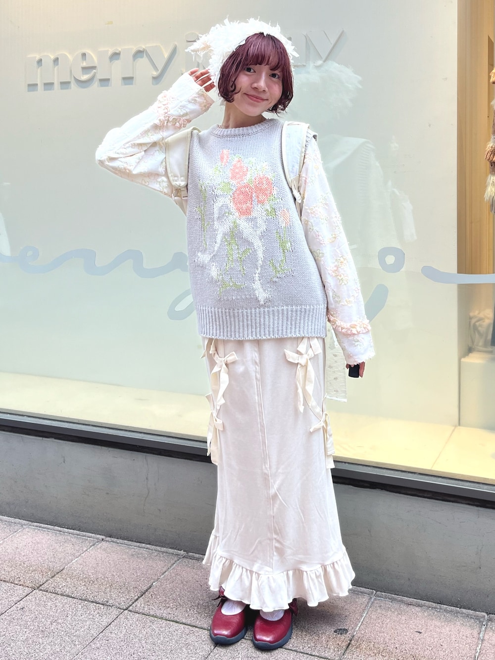 グレー系のベスト、ホワイト系のTシャツ/カットソー、ホワイト系のスカートを着用したレディースの秋コーディネートの1枚目の写真