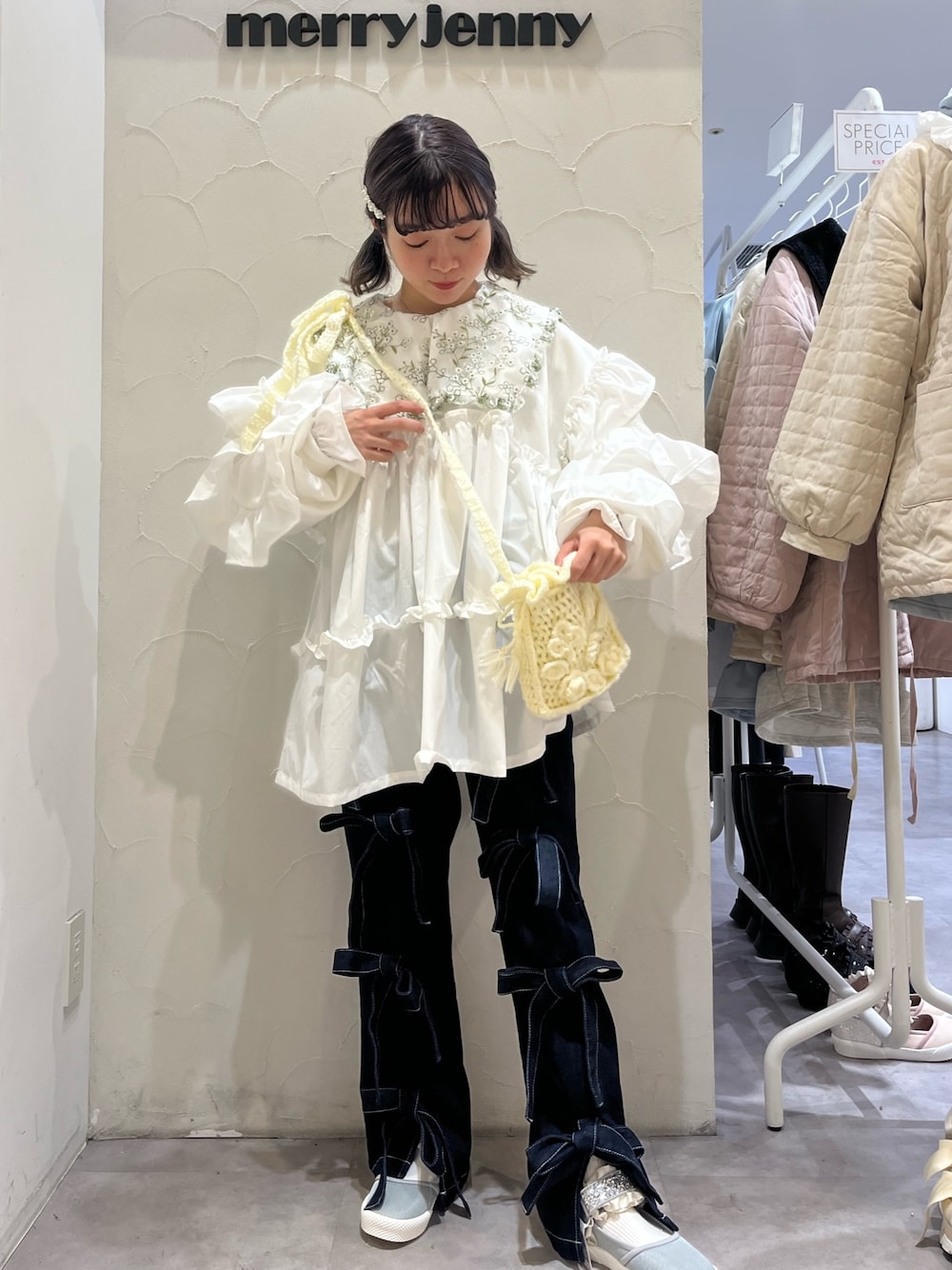 ホワイト系のシャツ/ブラウス、ホワイト系のスウェット、ホワイト系のハンドバッグを着用したレディースの冬コーディネートの1枚目の写真