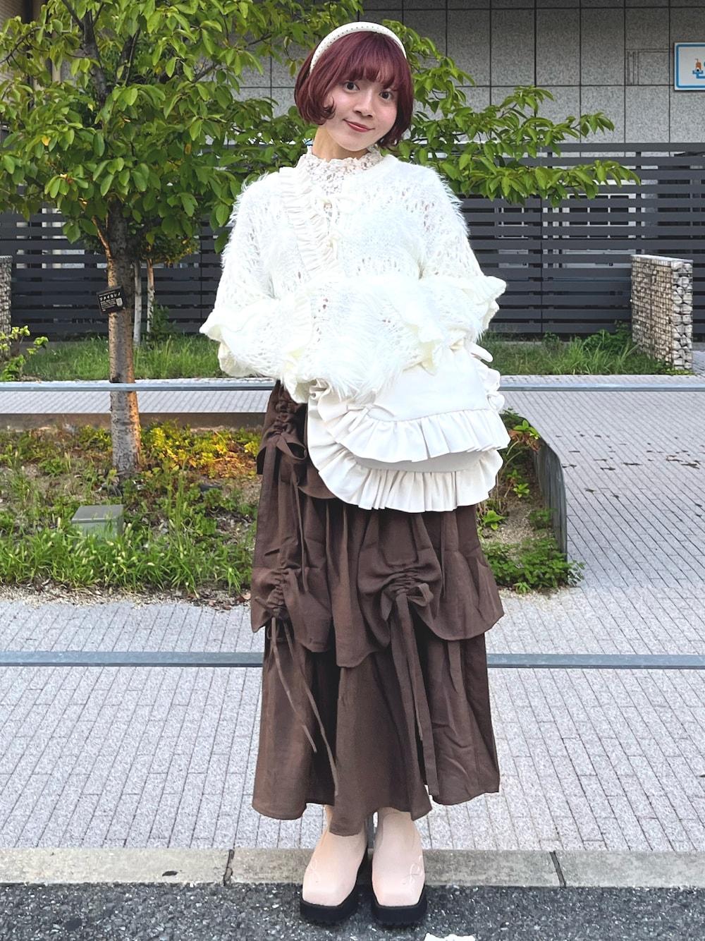 ホワイト系のカーディガン/ボレロ、ホワイト系のTシャツ/カットソー、ホワイト系のショルダーバッグを着用したレディースの秋コーディネートの1枚目の写真