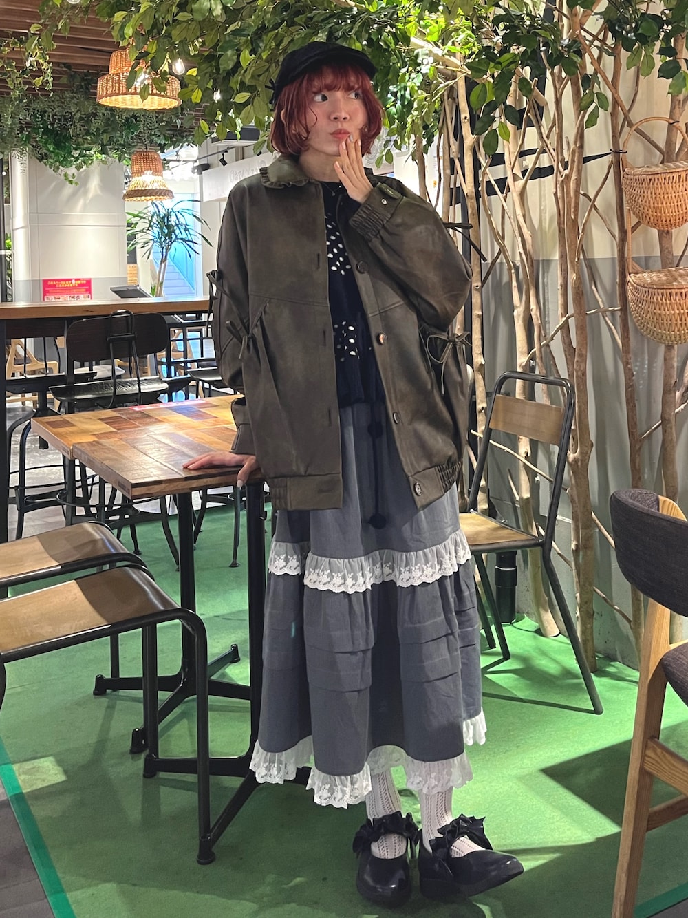 ブラウン系のブルゾン、ブルー系のニット/セーター、グレー系のスカートを着用したレディースの秋コーディネートの1枚目の写真