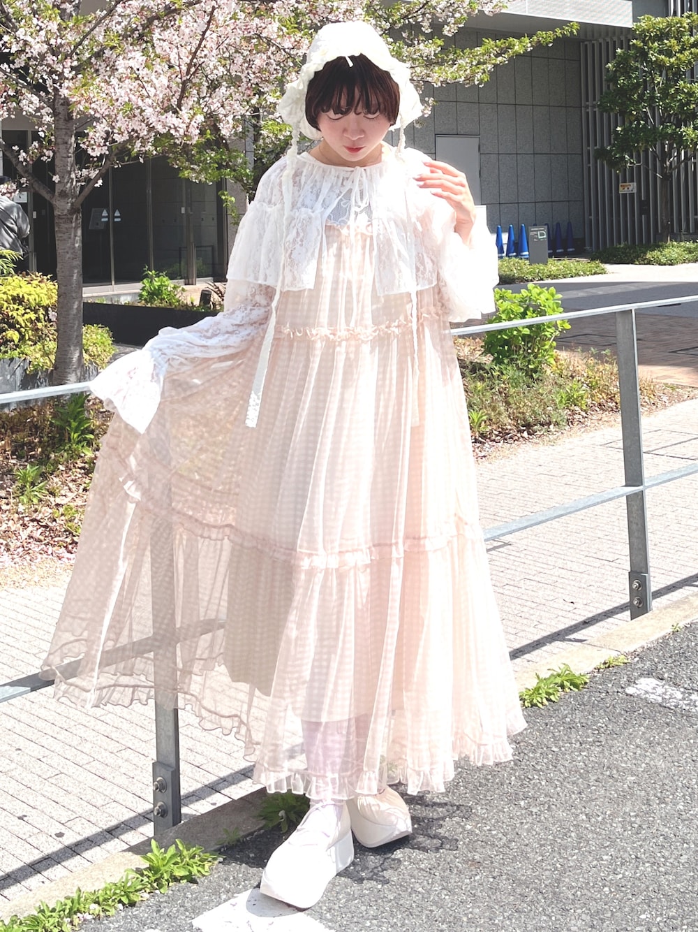 ベージュ系のワンピース、ホワイト系のカーディガン/ボレロ、ホワイト系のTシャツ/カットソーを着用したレディースの春コーディネートの1枚目の写真