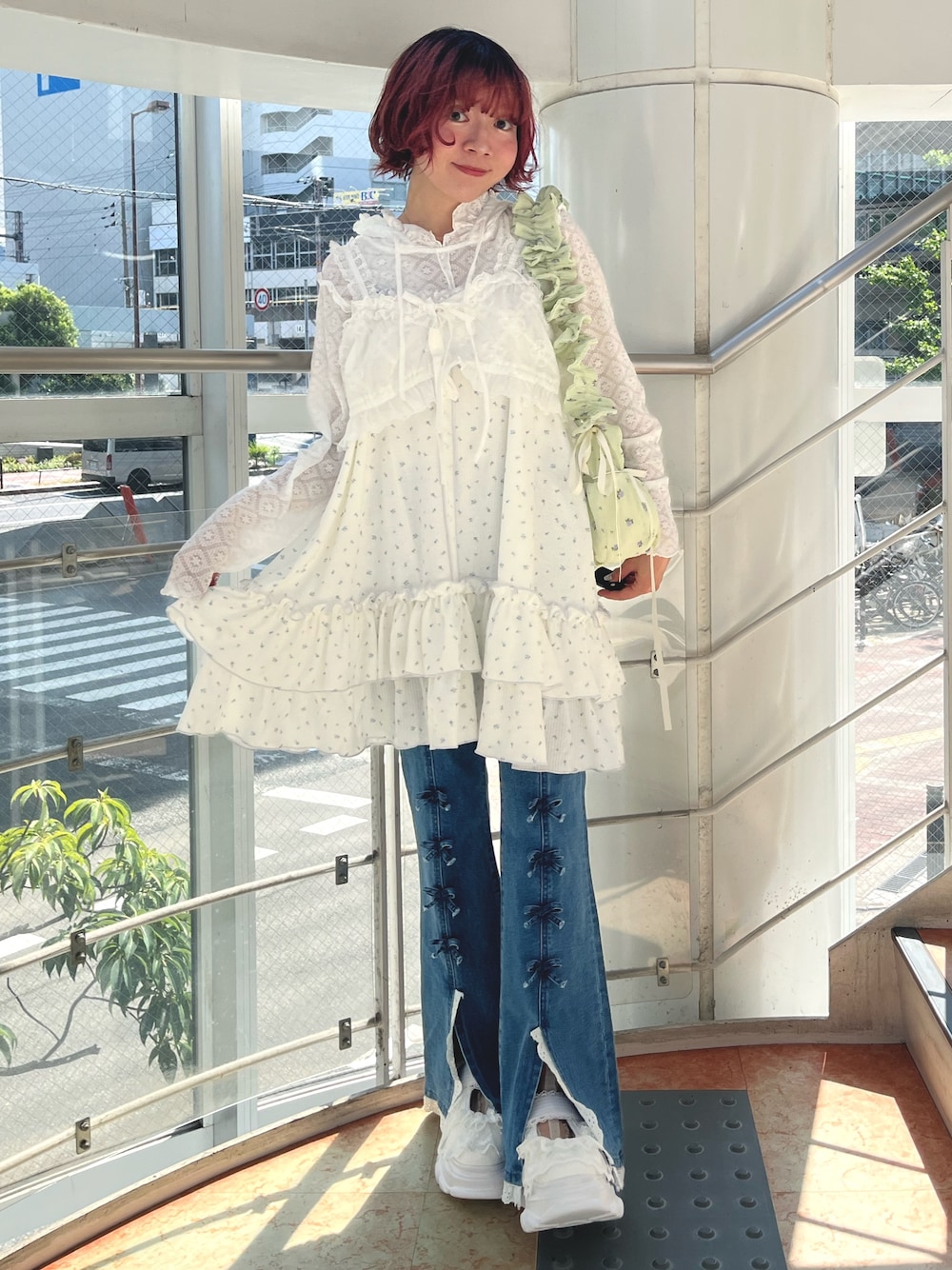 グリーン系のショルダーバッグ、ホワイト系のTシャツ/カットソー、ホワイト系のシャツ/ブラウスを着用したレディースの秋コーディネートの1枚目の写真