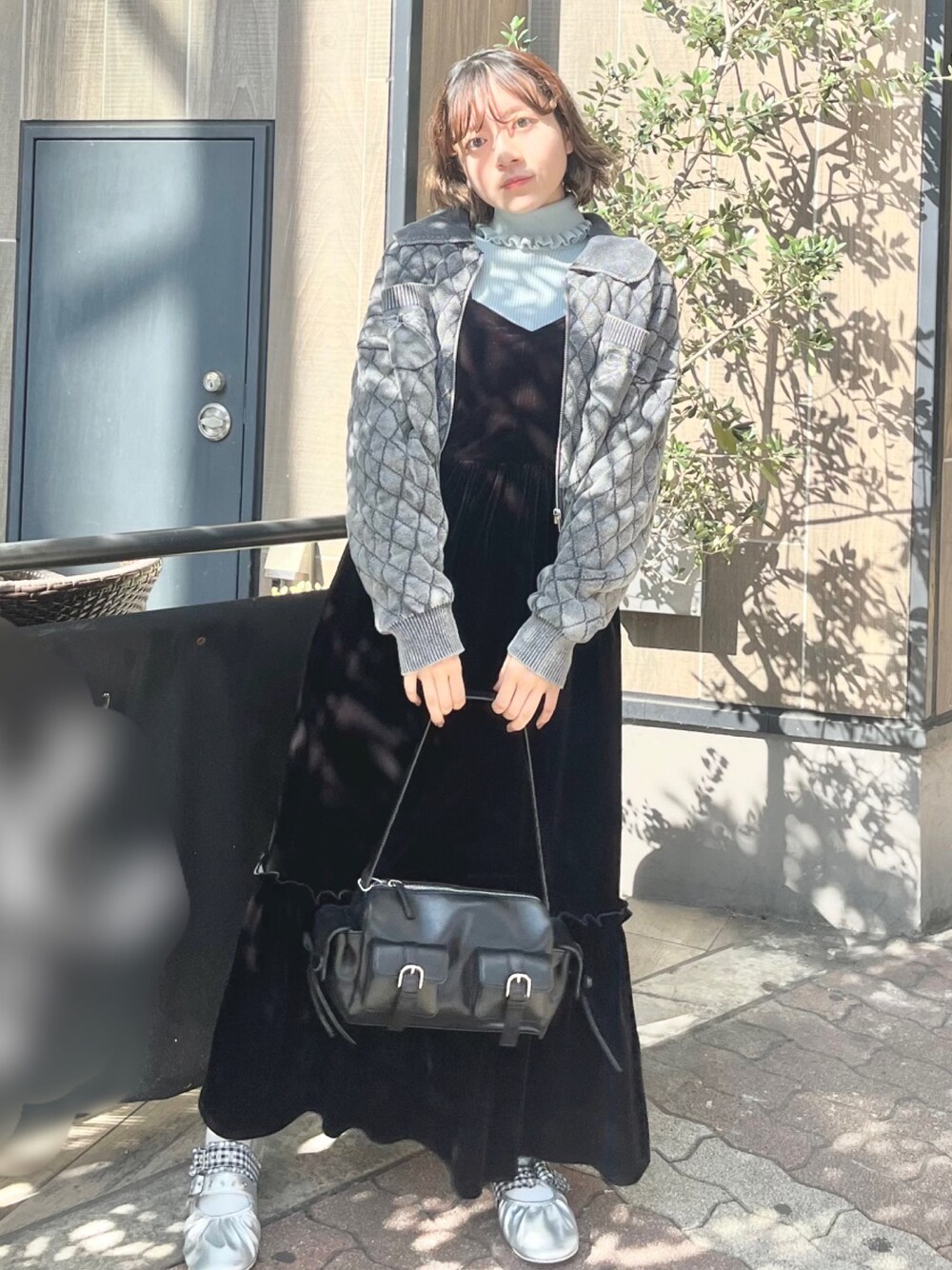 ブラック系のワンピース、グレー系のカーディガン/ボレロ、ブルー系のニット/セーターを着用したレディースの秋コーディネートの1枚目の写真