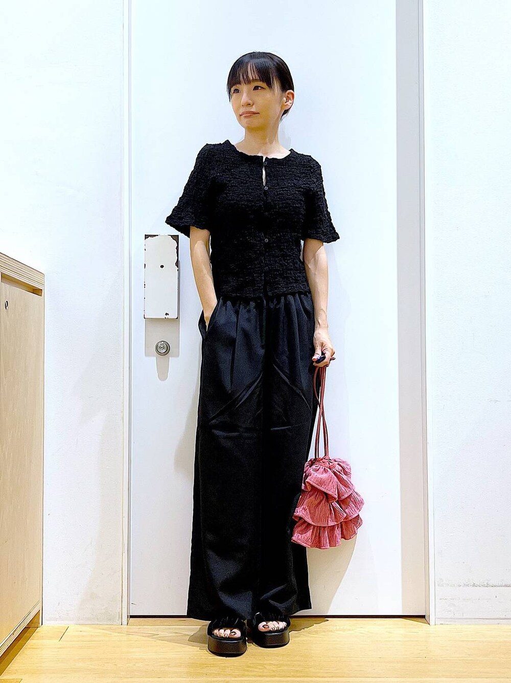 ブラック系のサンダル、ブラック系のその他パンツ、ブラック系のカーディガン/ボレロを着用したレディースの夏コーディネートの1枚目の写真