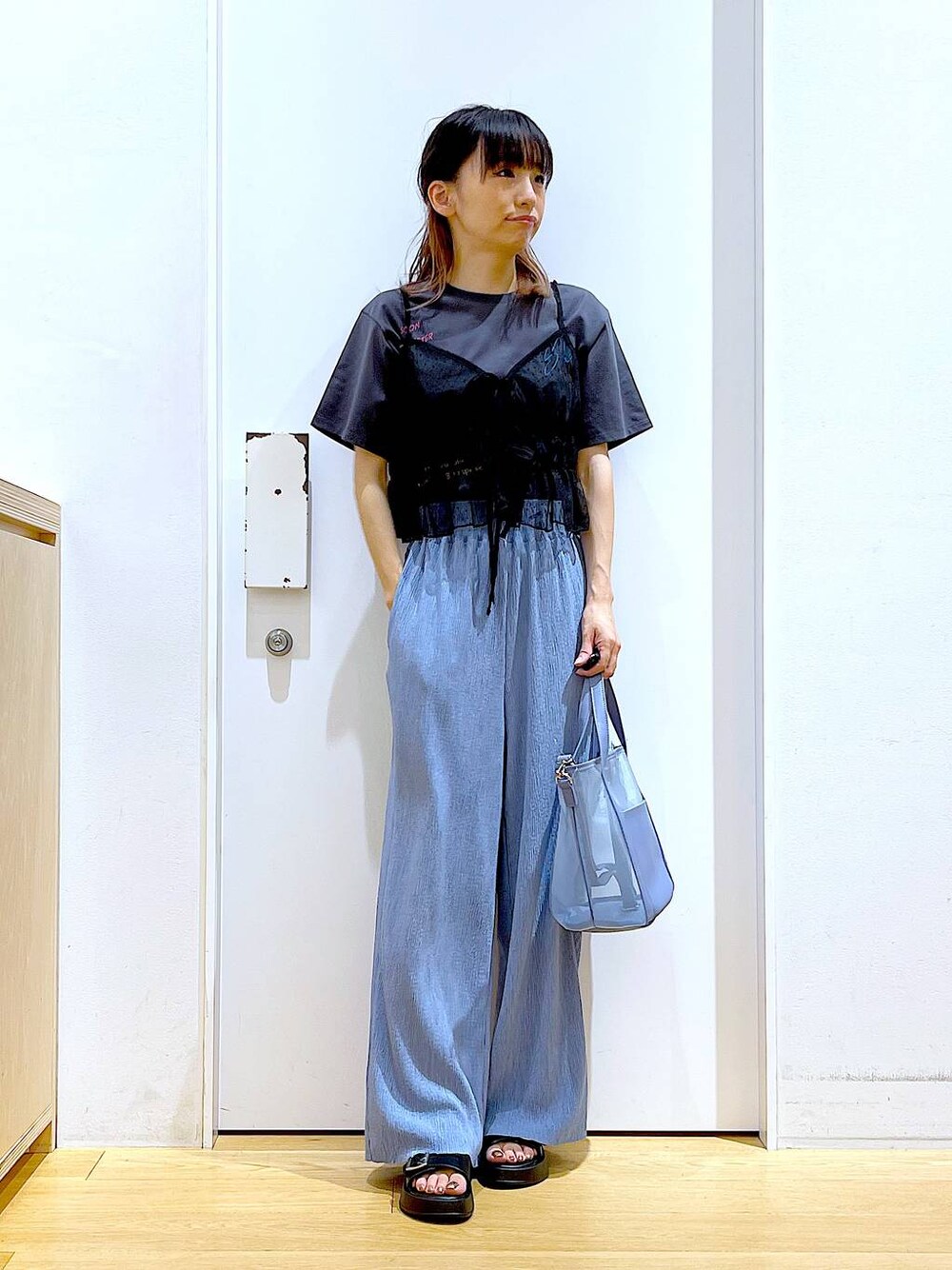 ブラック系のサンダル、ブラック系のキャミソール、ブルー系のその他パンツを着用したレディースの夏コーディネートの1枚目の写真