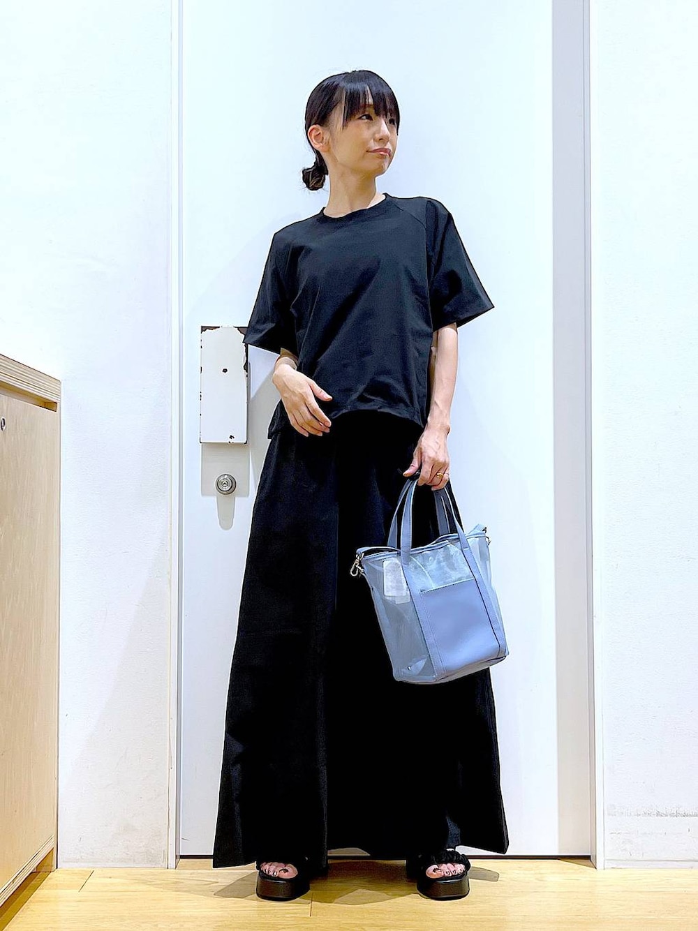 ブラック系のサンダル、ブラック系のTシャツ/カットソー、ブラック系のスカートを着用したレディースの夏コーディネートの1枚目の写真