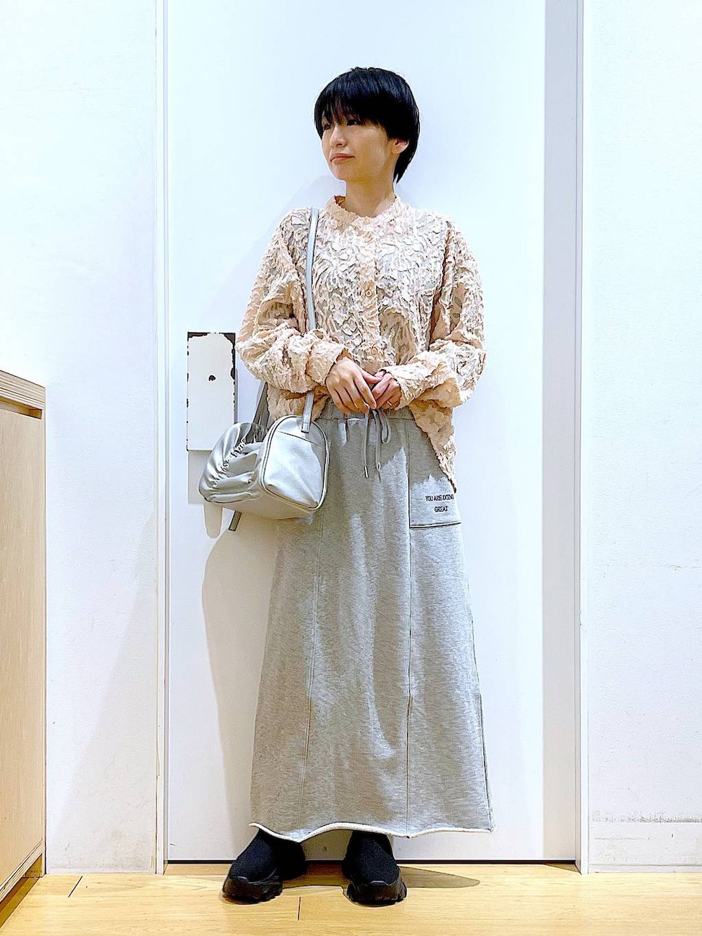 「リラックス、若見え、ゆったり、休日コーデ、骨格ウェーブ、LAKOLE、シャツ、差し色コーデ、春コーデ、春色、スカート、カジュアルコーデ、カジュアル、楽ちんコーデ、ショルダーバッグ」｜「LAKOLEのニットスニーカーソールブーツ / 140064（ブーツ、ブラック系）」を使った、あおき@LAKOLE海老名さん（レディース・156cm）の冬コーディネートの1枚目の写真