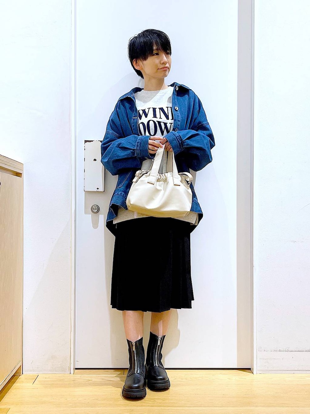 「リラックス、若見え、ゆったり、休日コーデ、骨格ウェーブ、LAKOLE、スカート、カジュアルコーデ、スウェット、デニムジャケット、オーバーサイズ、春コーデ、ブーツ、ショルダーバッグ、おでかけ」｜「LAKOLEのZIPニットコンビブーツ / 140074（ブーツ、ブラック系）」を使った、あおき@LAKOLE海老名さん（レディース・156cm）の冬コーディネートの1枚目の写真