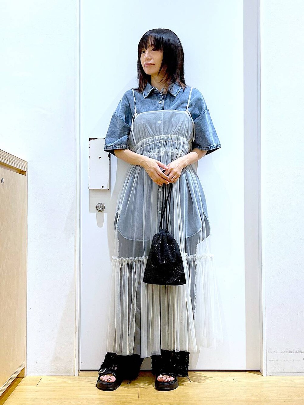 ホワイト系のワンピース、ブラック系のサンダル、ブラック系のその他パンツを着用したレディースの夏コーディネートの1枚目の写真