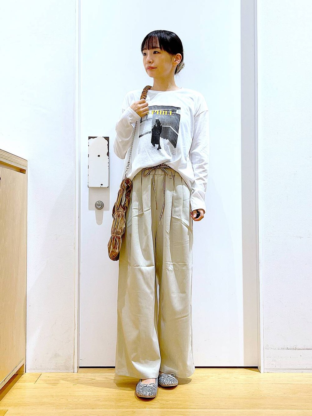 シルバー系のパンプス、イエロー系のショルダーバッグ、ベージュ系のその他パンツを着用したレディースの秋コーディネートの1枚目の写真