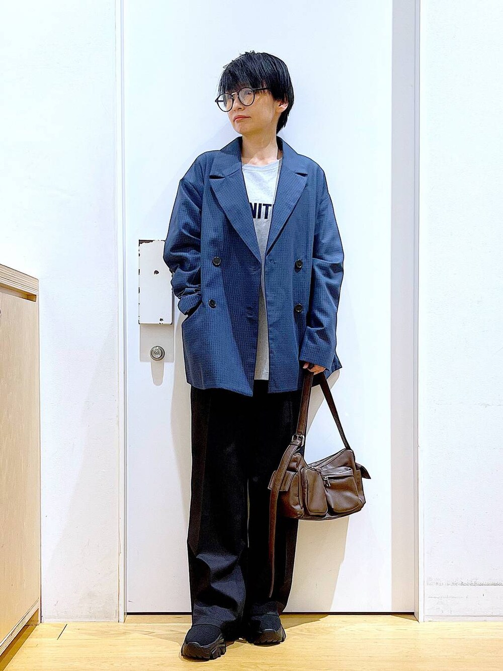 「LAKOLE、リラックス、若見え、ゆったり、休日コーデ、骨格ウェーブ、ジャケット、春アウター、スラックス、春コーデ、ショルダーバッグ、ブーツ、カジュアル、ロンT、シンプルコーデ」｜「LAKOLEのサイドラインスラックスパンツ / 131983（スラックス、ブラック系）」を使った、あおき@LAKOLE海老名さん（レディース・156cm）の冬コーディネートの1枚目の写真