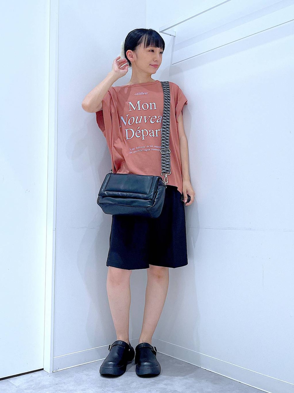 ブラウン系のTシャツ/カットソー、その他のショルダーバッグ、ブラック系のその他パンツを着用したレディースの秋コーディネートの1枚目の写真