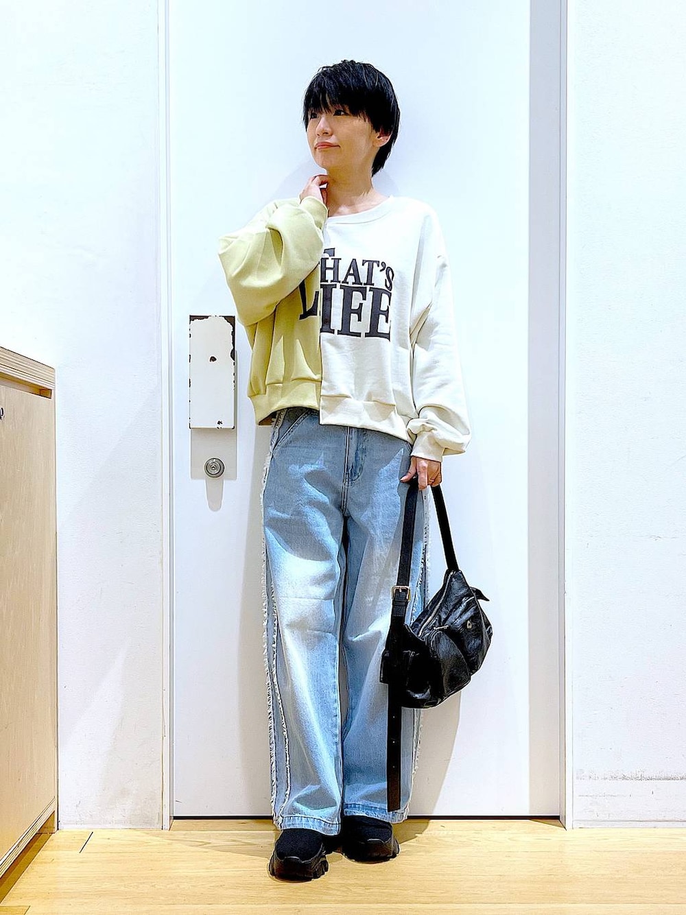 「リラックス、若見え、ゆったり、休日コーデ、骨格ウェーブ、LAKOLE、スウェット、カジュアルコーデ、春コーデ、シンプルコーデ、デニムパンツ、ショルダーバッグ、ブーツ、カジュアル」｜「LAKOLEのニットスニーカーソールブーツ / 140064（ブーツ、ブラック系）」を使った、あおき@LAKOLE海老名さん（レディース・156cm）の冬コーディネートの1枚目の写真