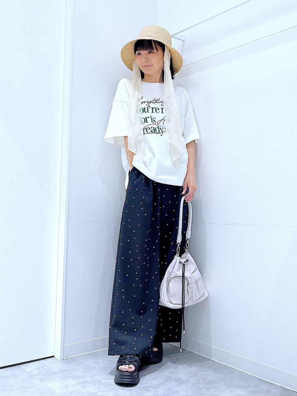その他のその他パンツ、ブラック系のサンダル、ホワイト系のショルダーバッグを着用したレディースの夏コーディネートの1枚目の写真