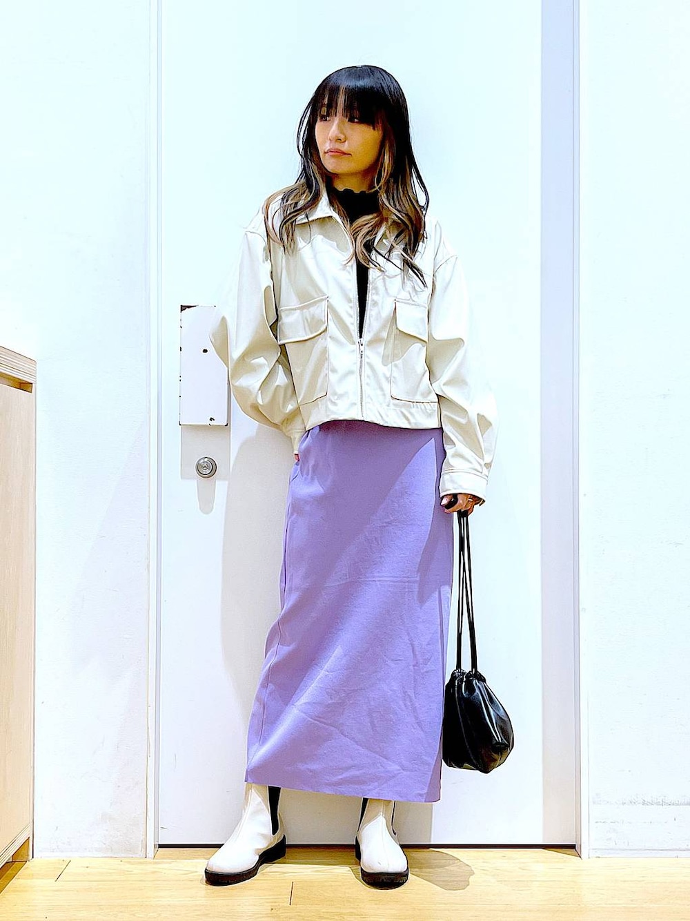 ベージュ系のブルゾン、ブラック系のTシャツ/カットソー、ベージュ系のブーツを着用したレディースの冬コーディネートの1枚目の写真