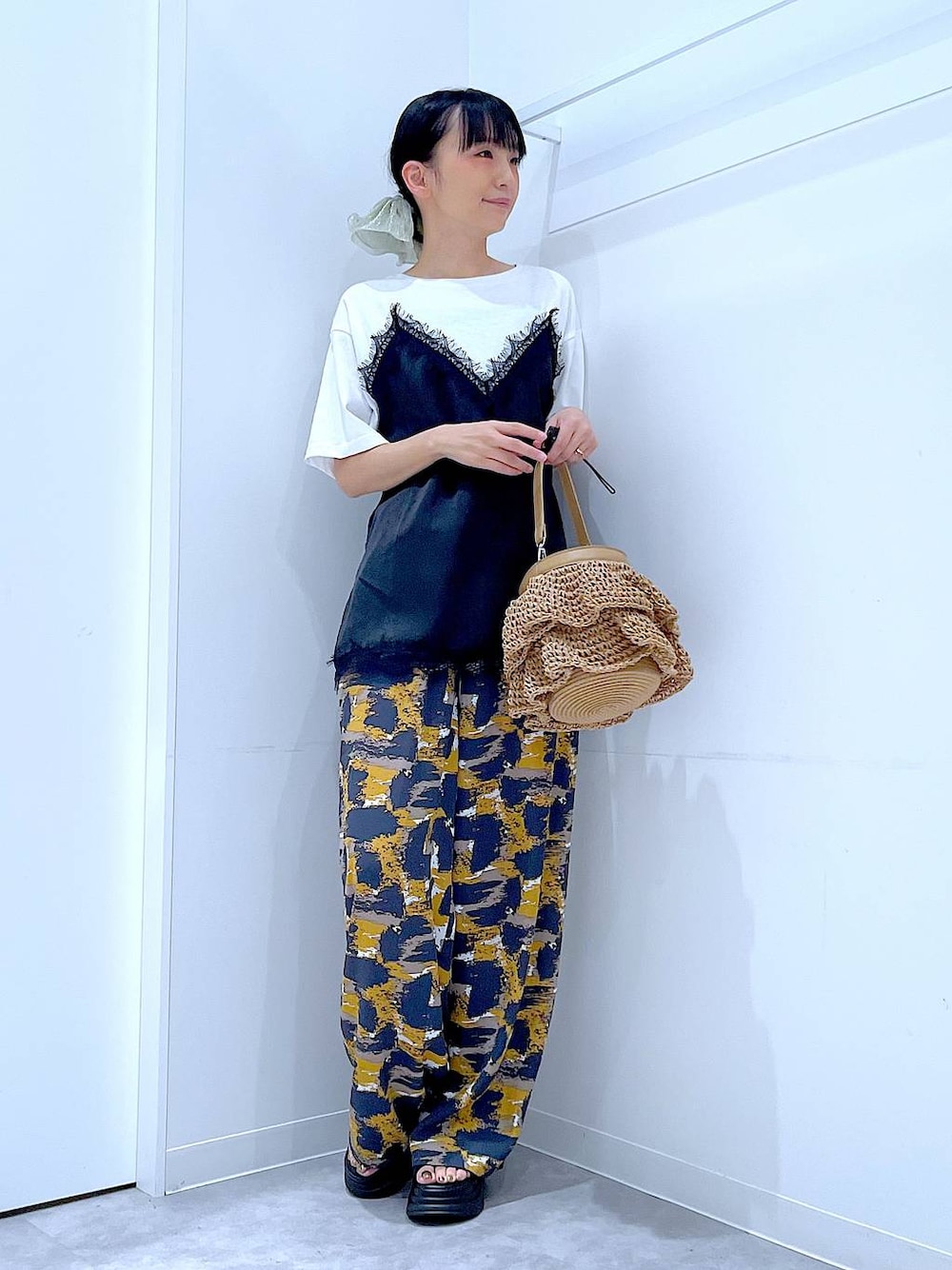 グレー系のその他パンツ、ホワイト系のTシャツ/カットソー、ベージュ系のショルダーバッグを着用したレディースの夏コーディネートの1枚目の写真