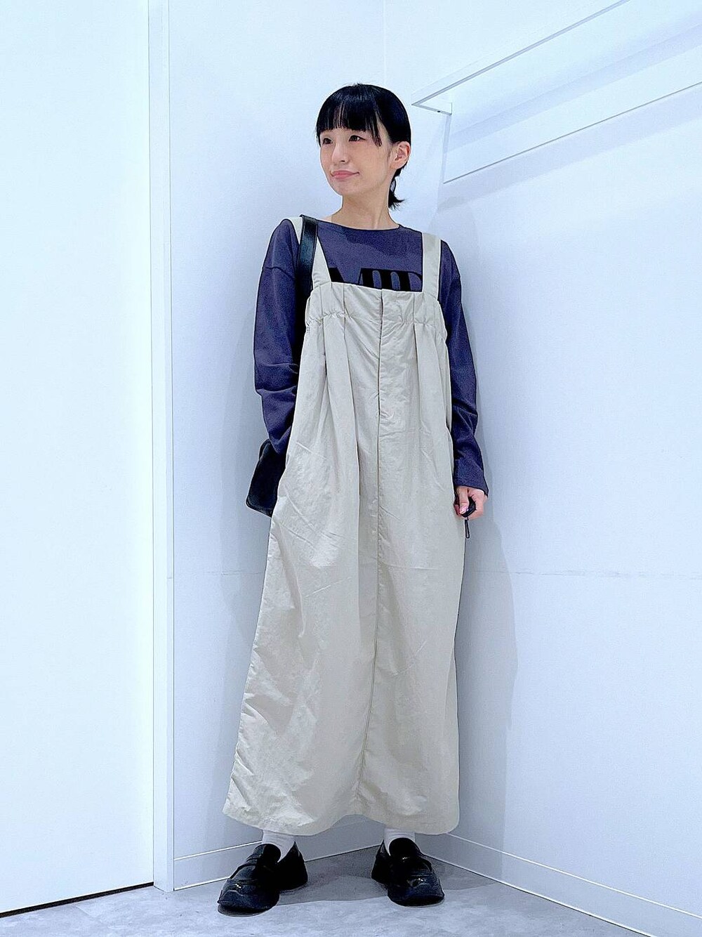 ブラック系のショルダーバッグ、ブラック系のローファー、グレー系のワンピースを着用したレディースの秋コーディネートの1枚目の写真