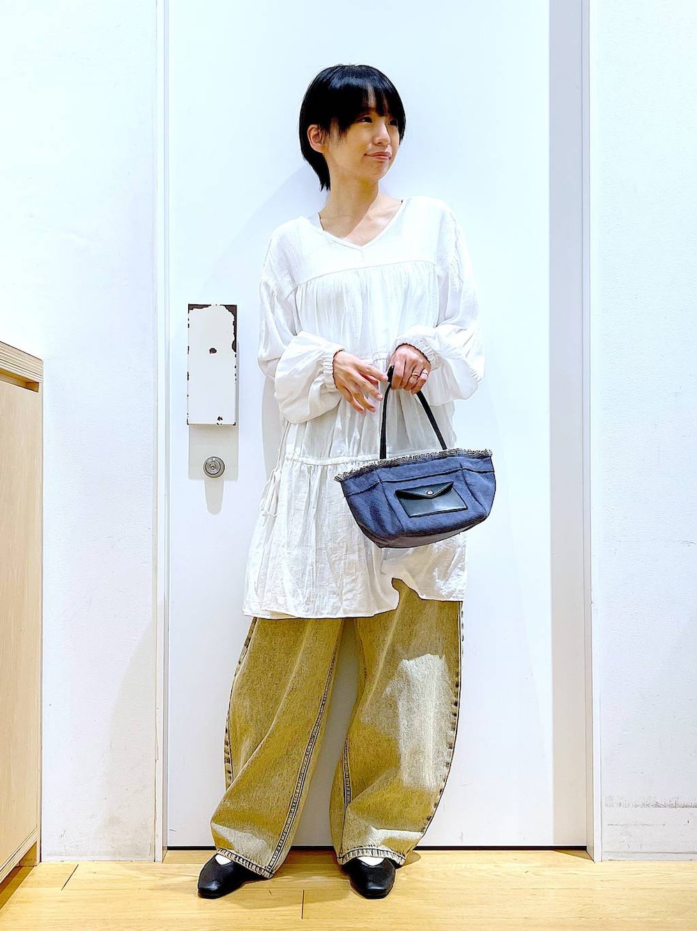 「リラックス、若見え、ゆったり、休日コーデ、骨格ウェーブ、LAKOLE、体型カバー、春コーデ、シンプルコーデ、デニムパンツ、カジュアルコーデ、パンプス、フラットシューズ、ショルダーバッグ、おでかけ」｜「LAKOLEのオーバーダイカーブデニム / 147147（デニムパンツ、ベージュ系）」を使った、あおき@LAKOLE海老名さん（レディース・156cm）の春コーディネートの1枚目の写真