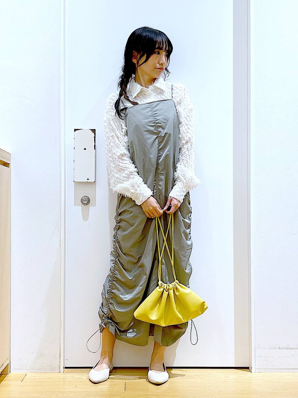 ホワイト系のシャツ/ブラウス、グリーン系のワンピース、イエロー系のショルダーバッグを着用したレディースの春コーディネートの1枚目の写真